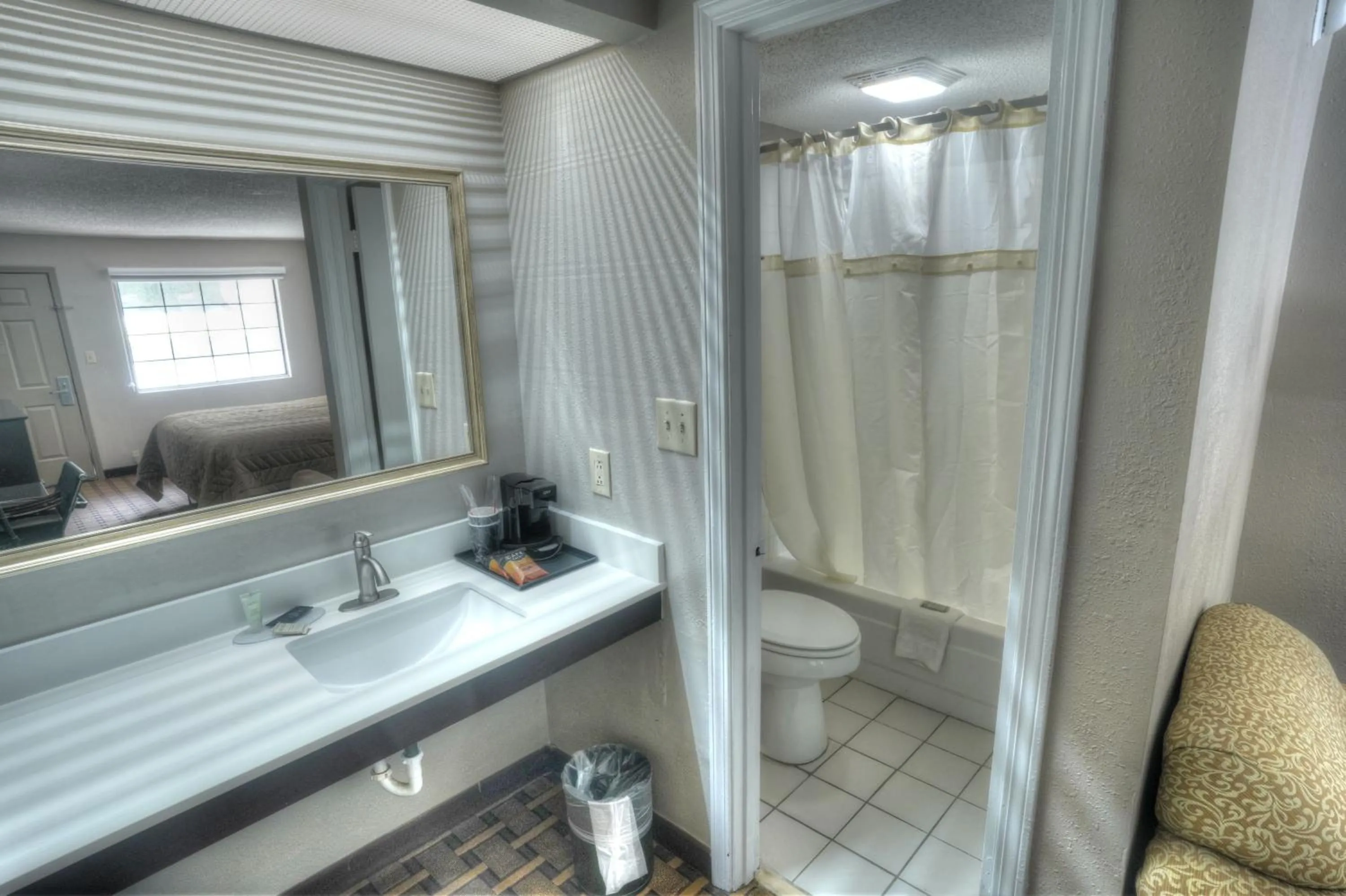 Shower in Amerivu Inn & Suites - Helen - Downtown