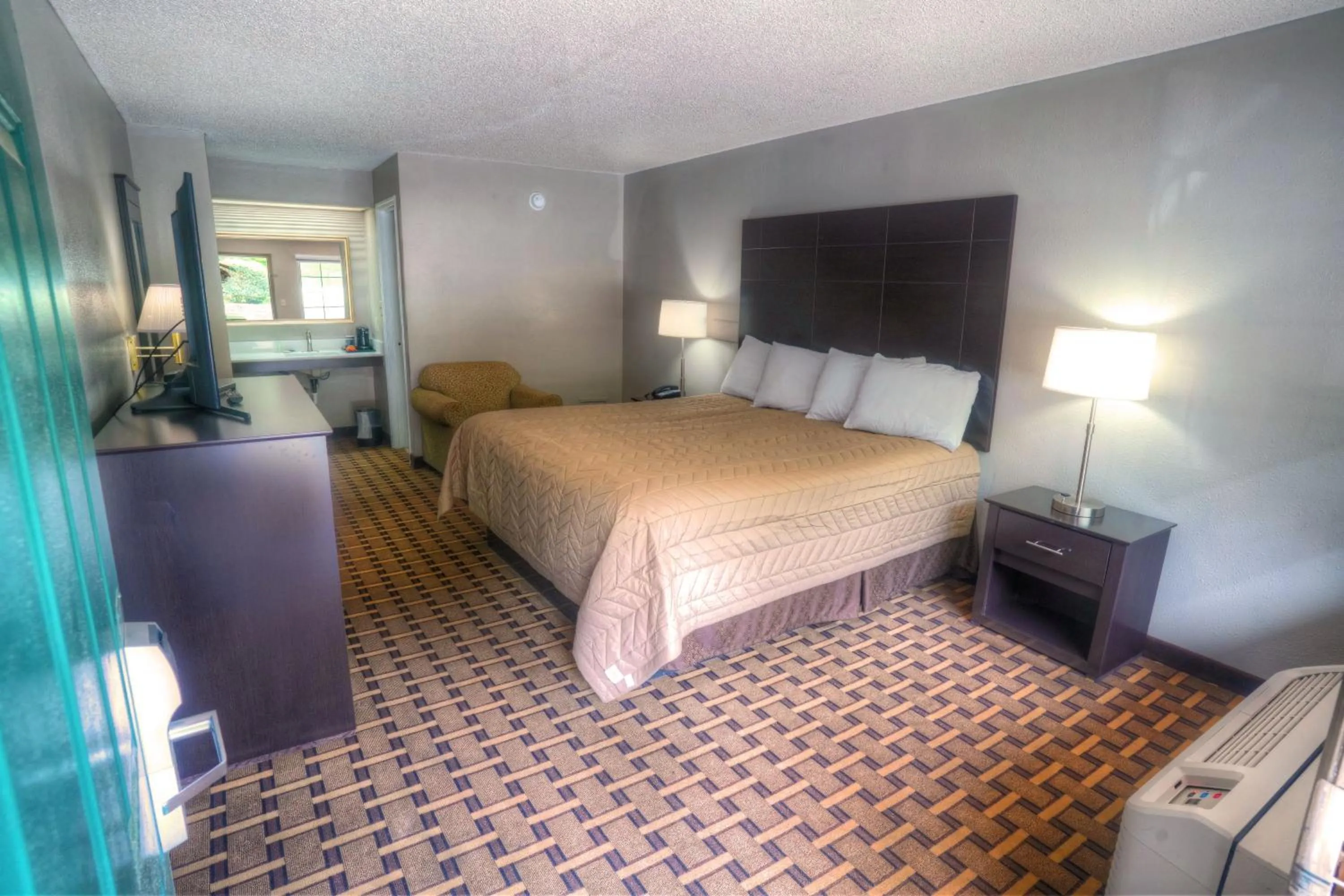 TV and multimedia, Bed in Amerivu Inn & Suites - Helen - Downtown