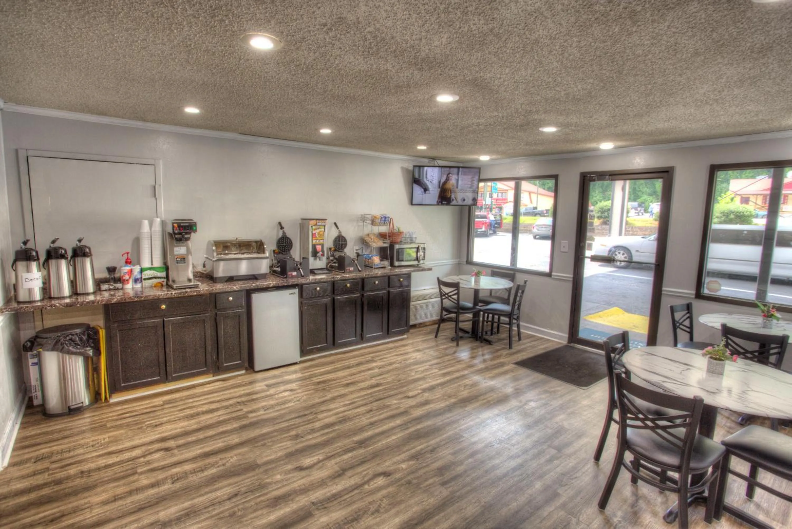 Breakfast in Amerivu Inn & Suites - Helen - Downtown