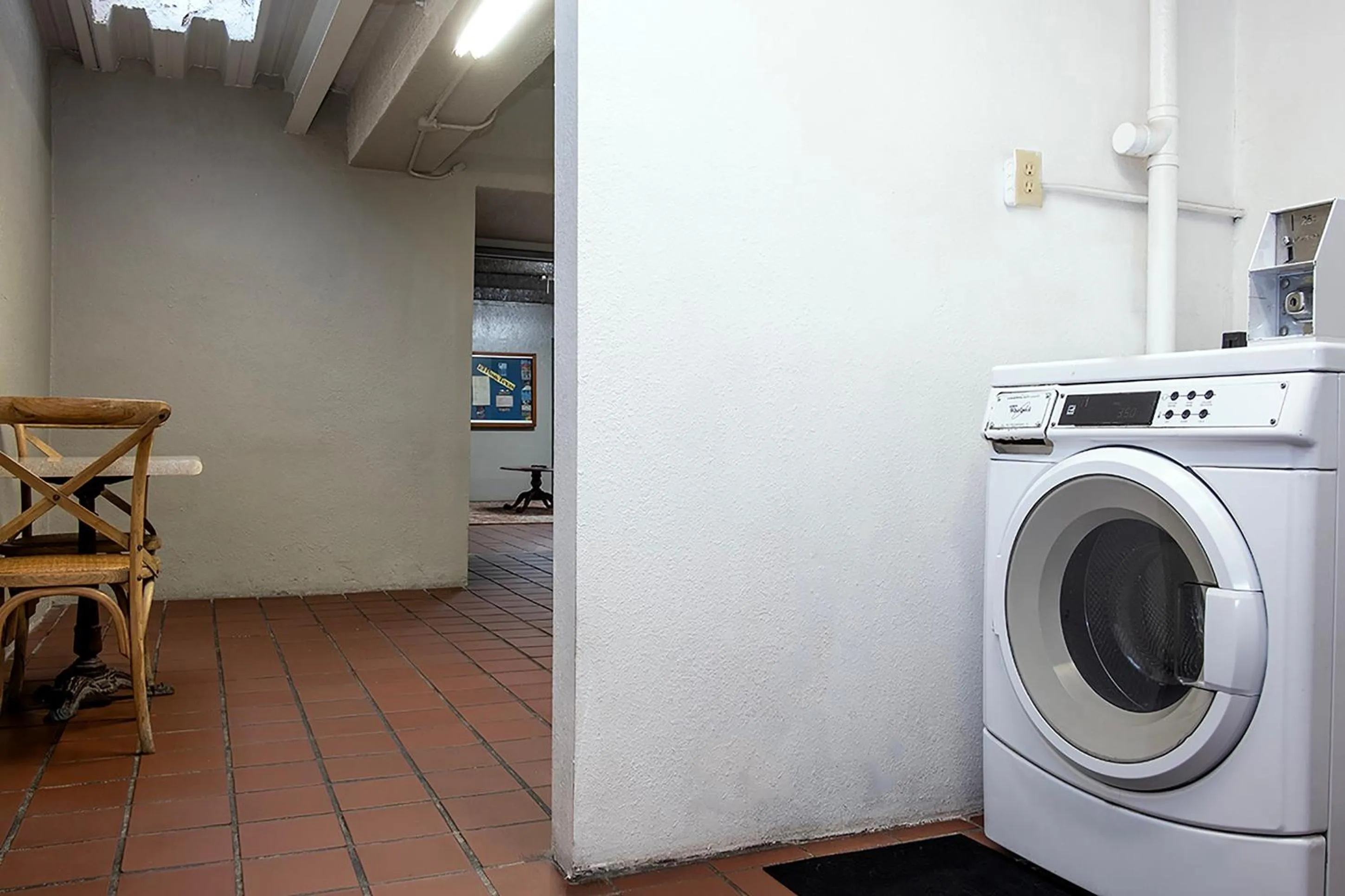 washing machine in Gardner Hotel & Hostel