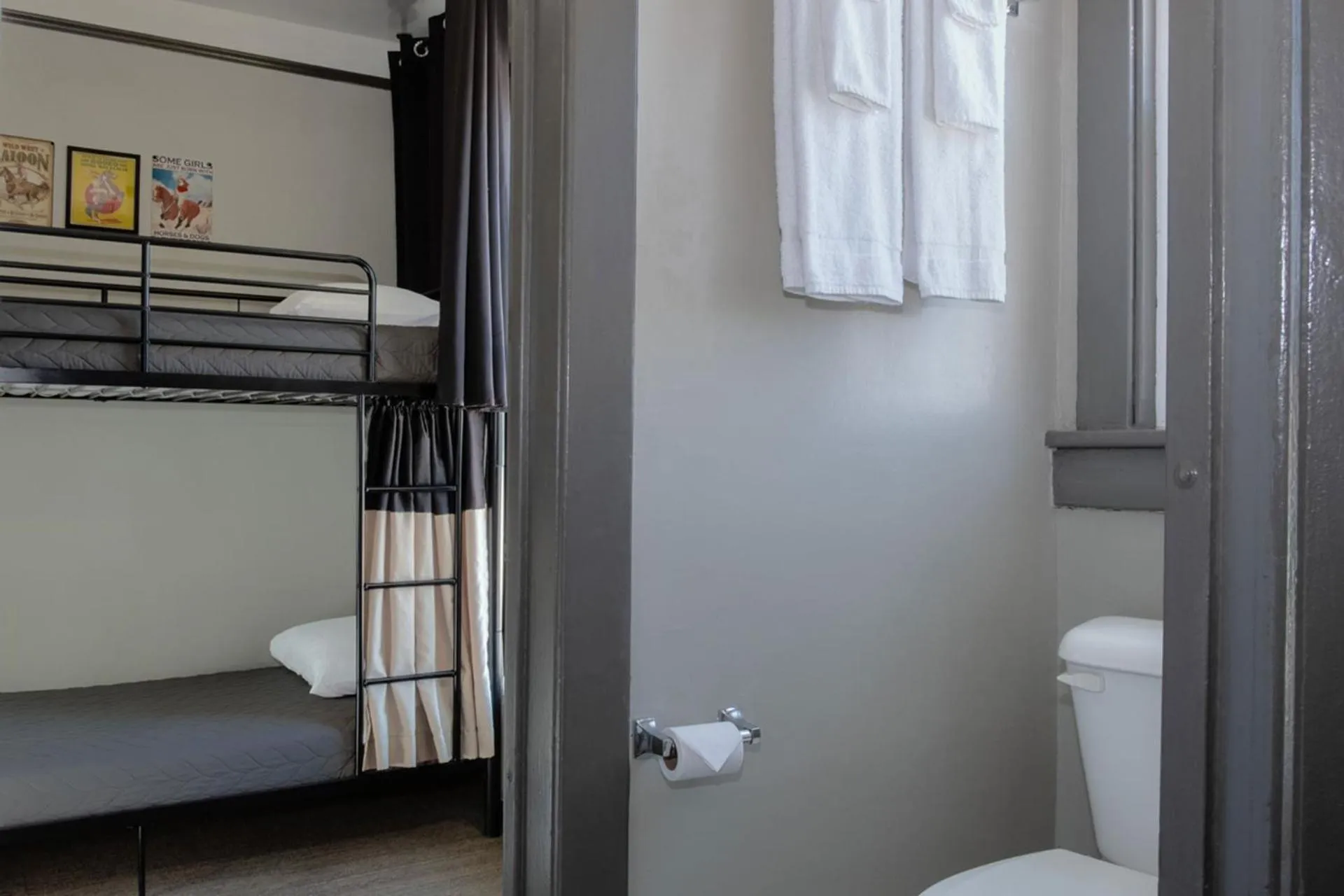 Toilet in Gardner Hotel & Hostel