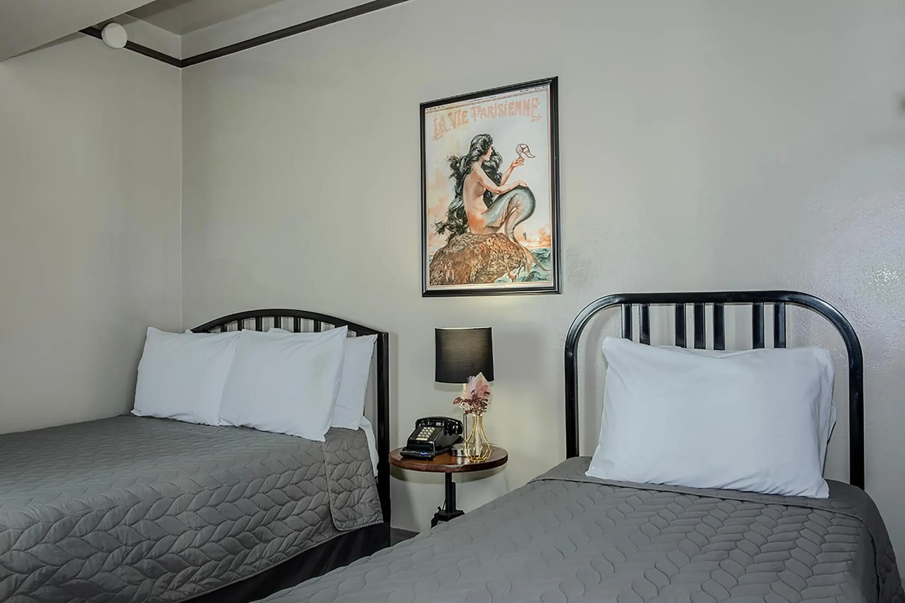 Room with One Double Bed and One Single Bed with Private Bathroom in Gardner Hotel & Hostel Room with One Double Bed and One Single Bed with Private Bathroom in Gardner Hotel & Hostel