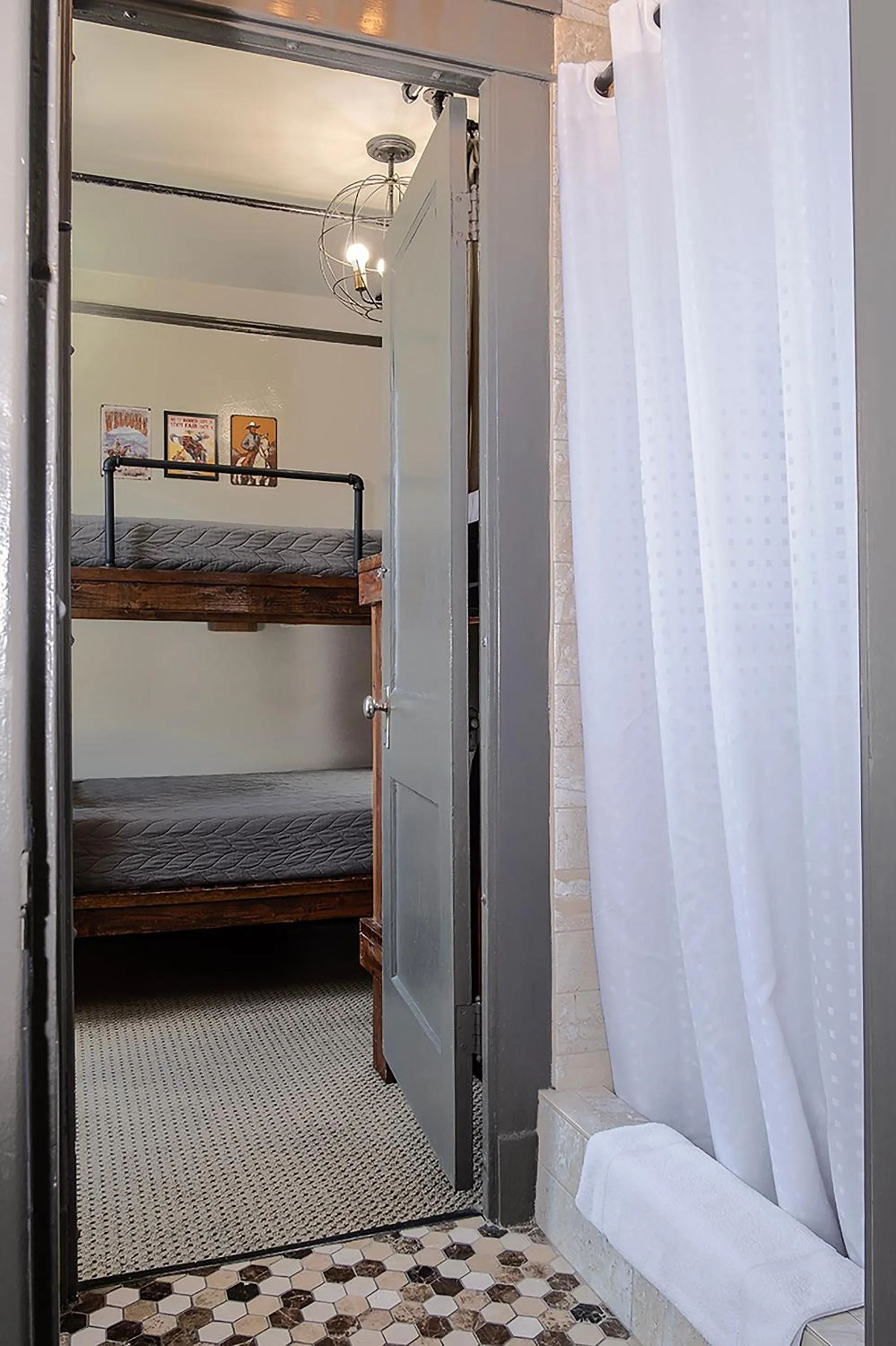 Shower in Gardner Hotel & Hostel