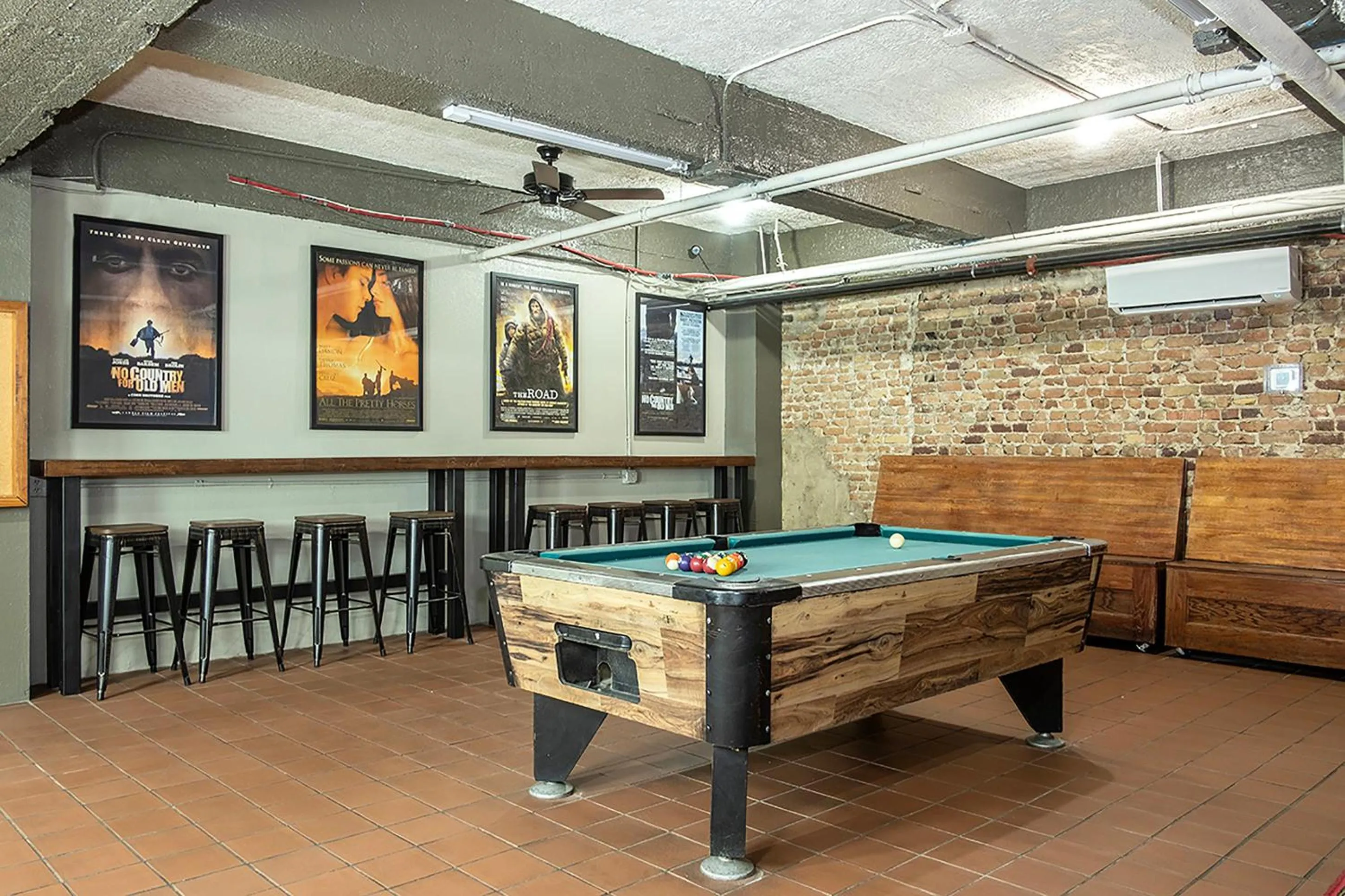Billiard in Gardner Hotel & Hostel