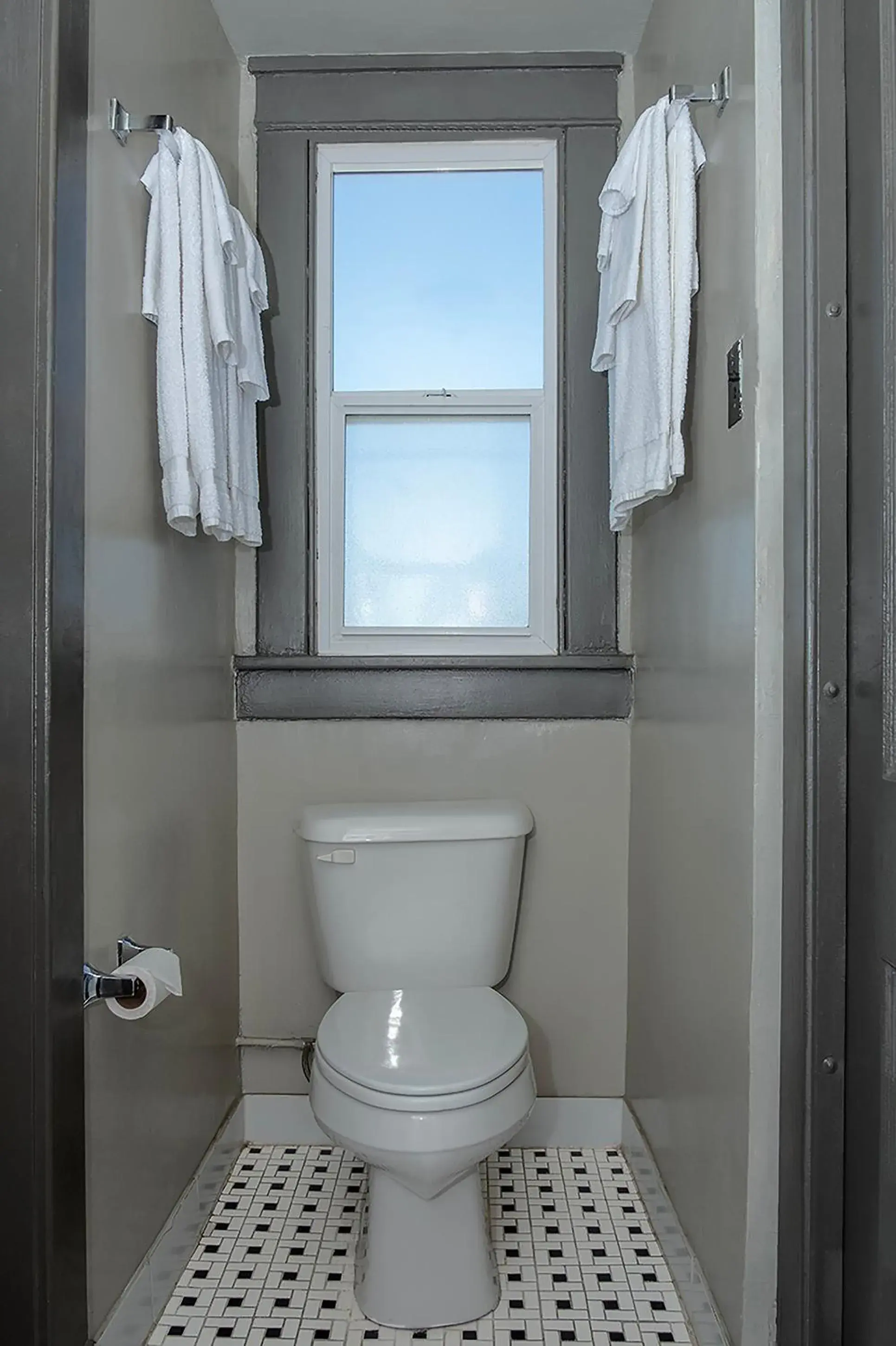 Bed in 4-Bed Female Dormitory Room in Gardner Hotel & Hostel Bed in 4-Bed Female Dormitory Room in Gardner Hotel & Hostel