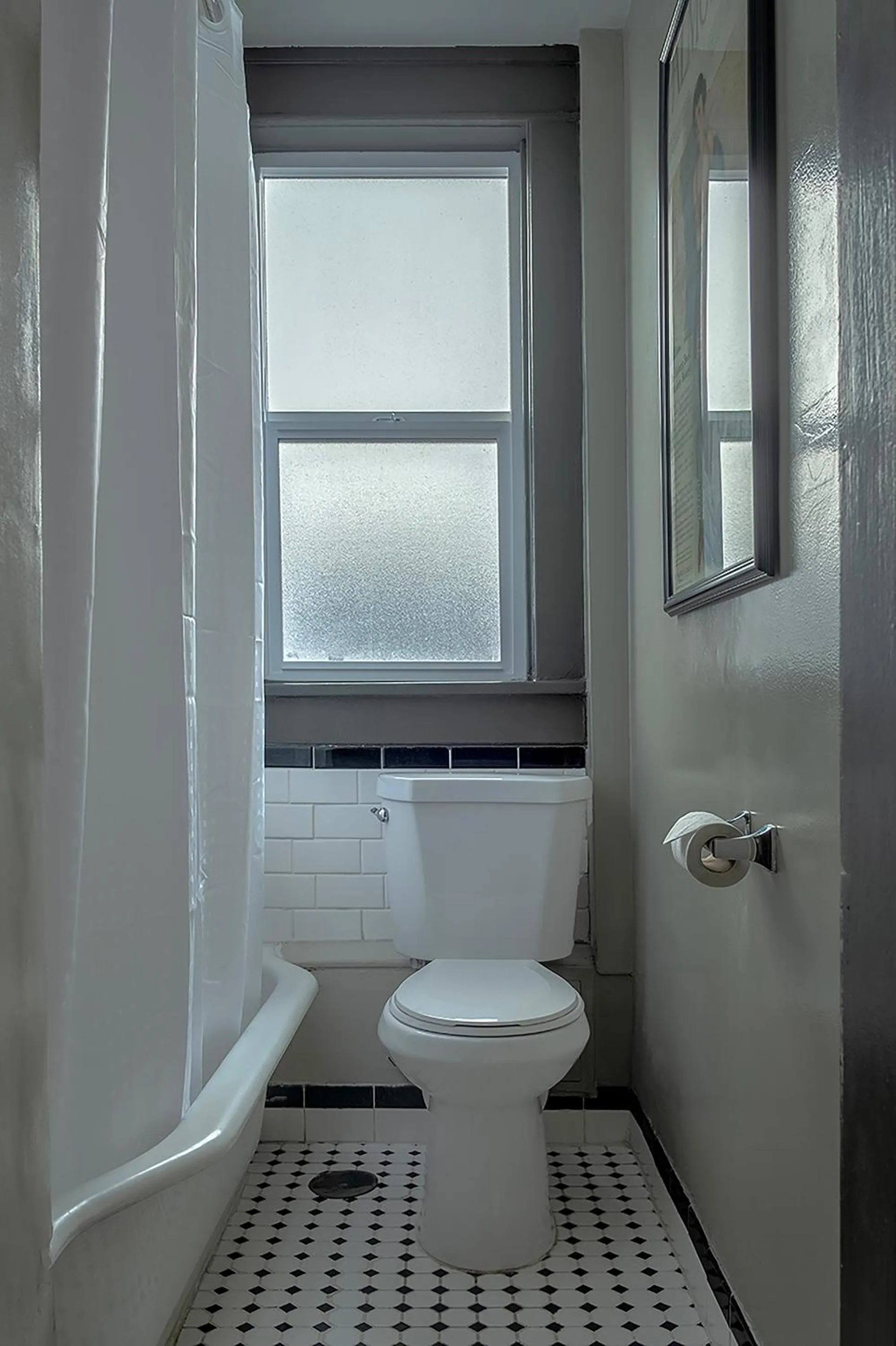 Toilet in Gardner Hotel & Hostel