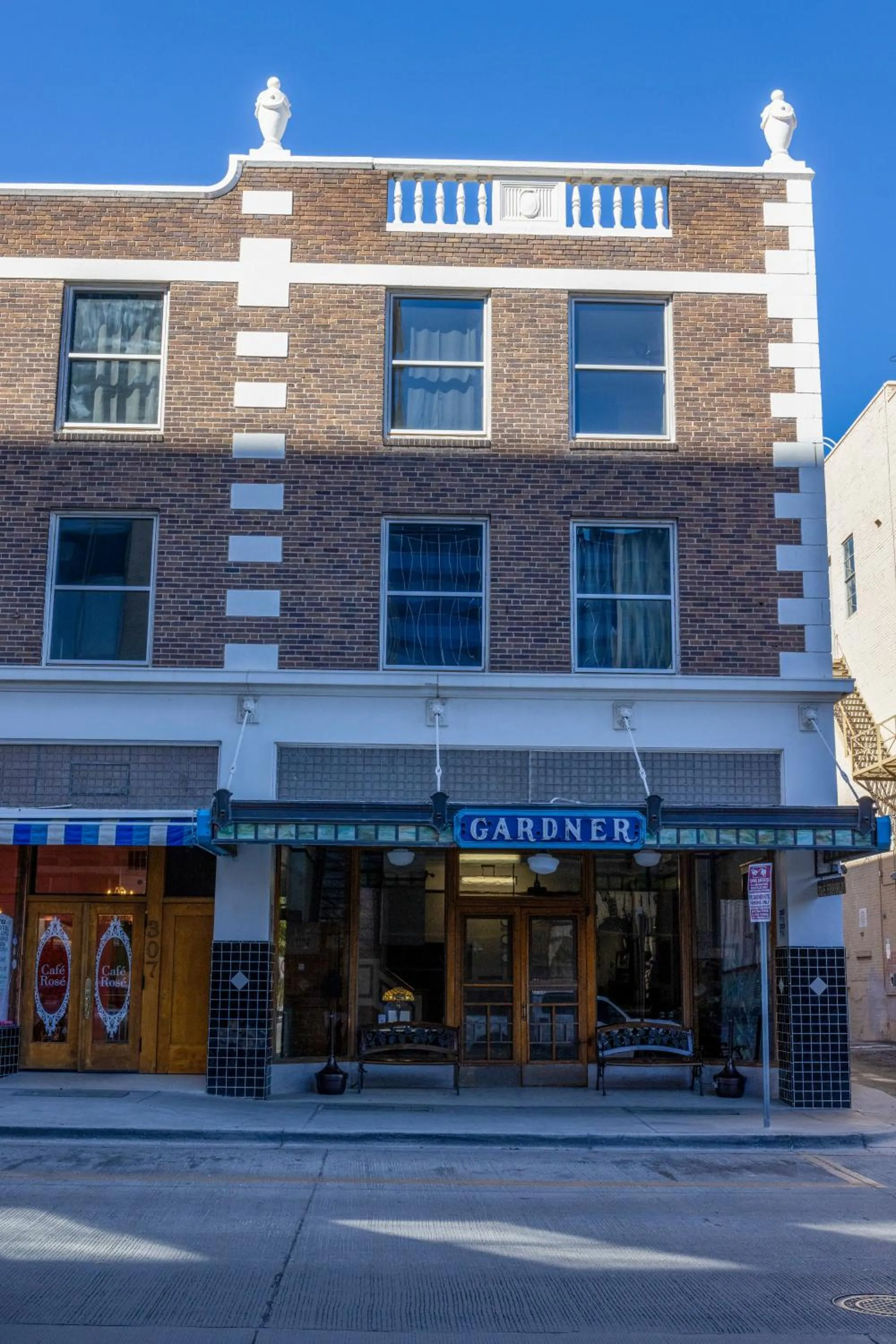 Property building in Gardner Hotel & Hostel