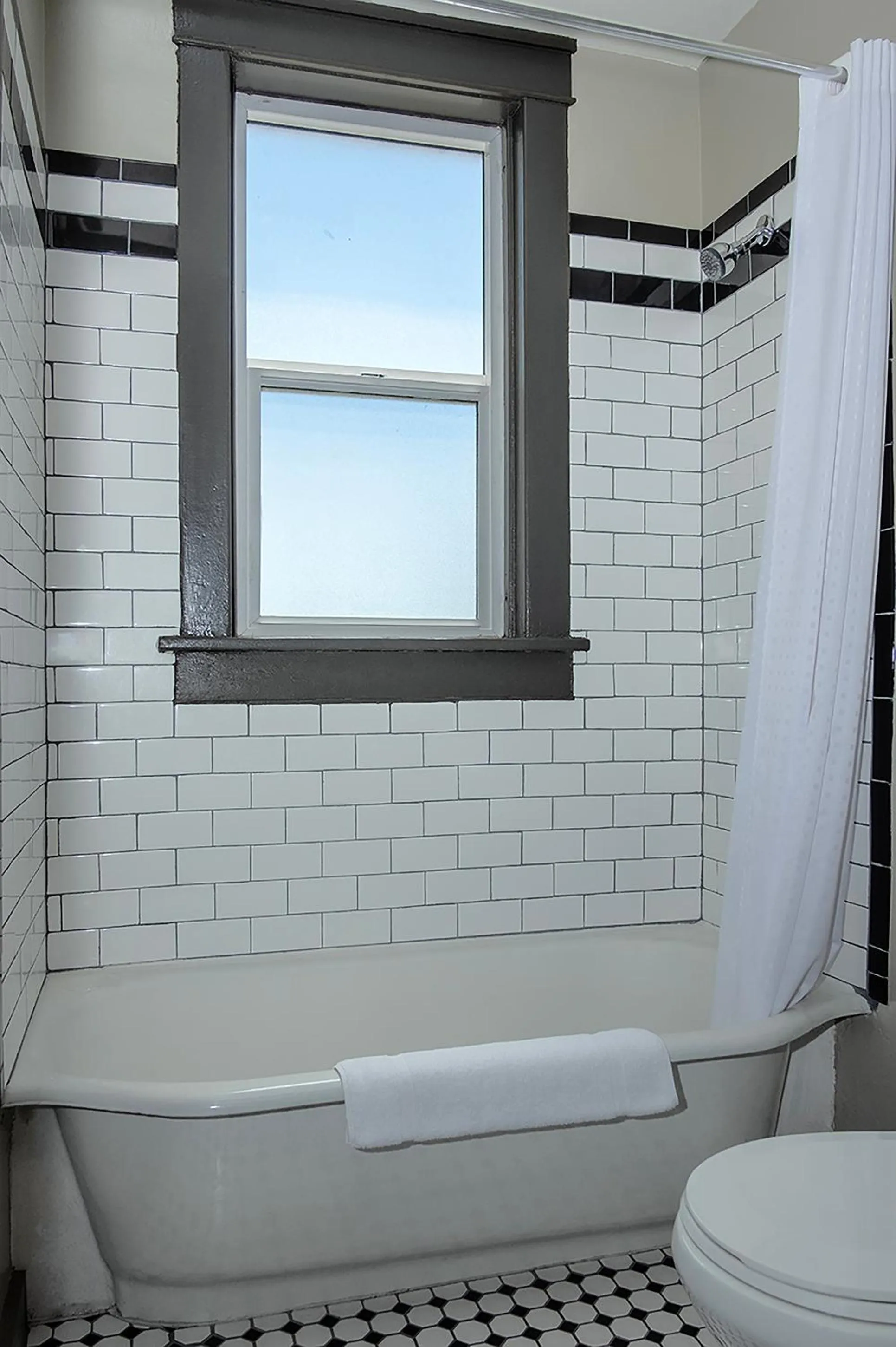 Shower in Gardner Hotel & Hostel