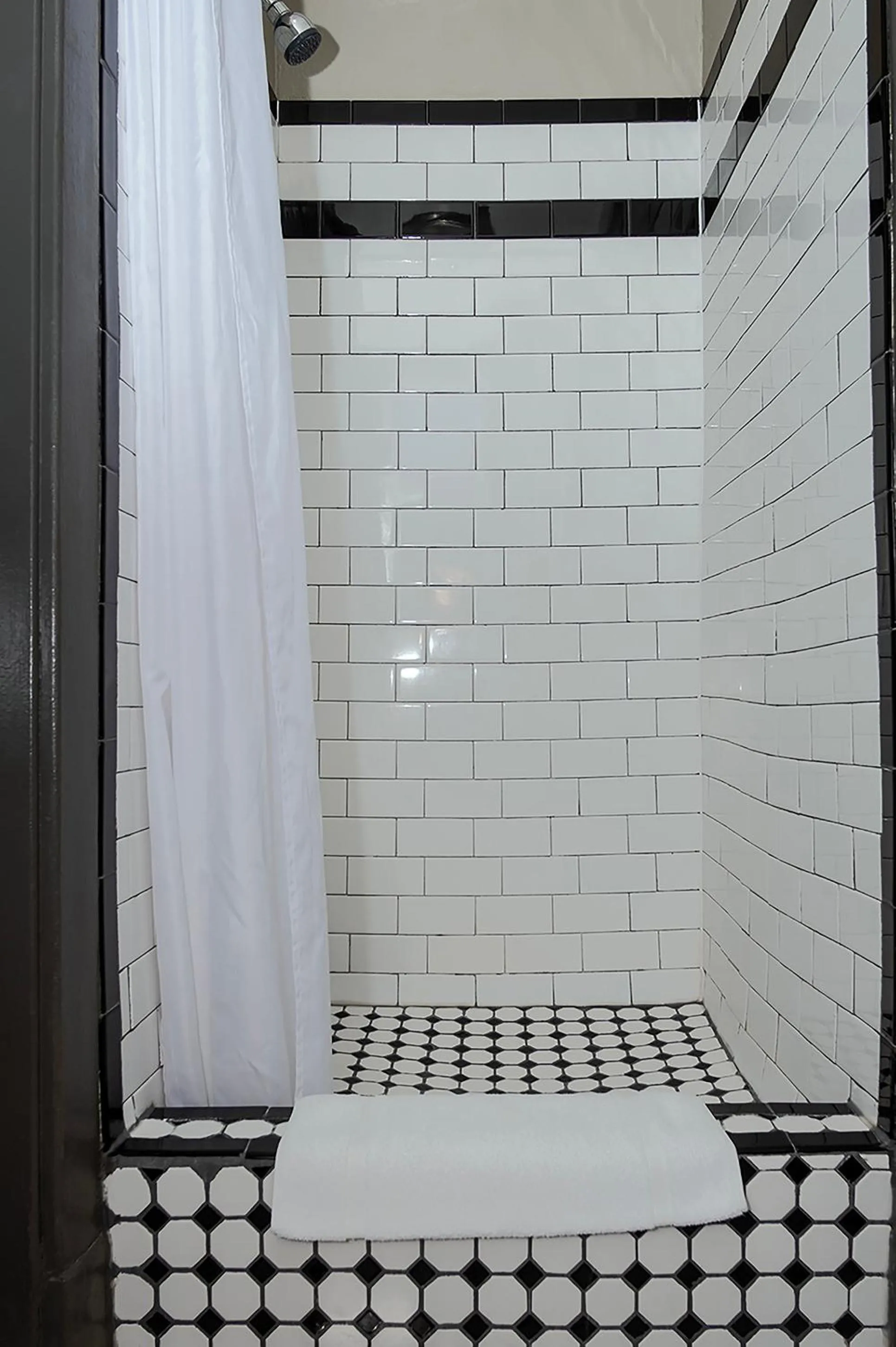Shower in Gardner Hotel & Hostel
