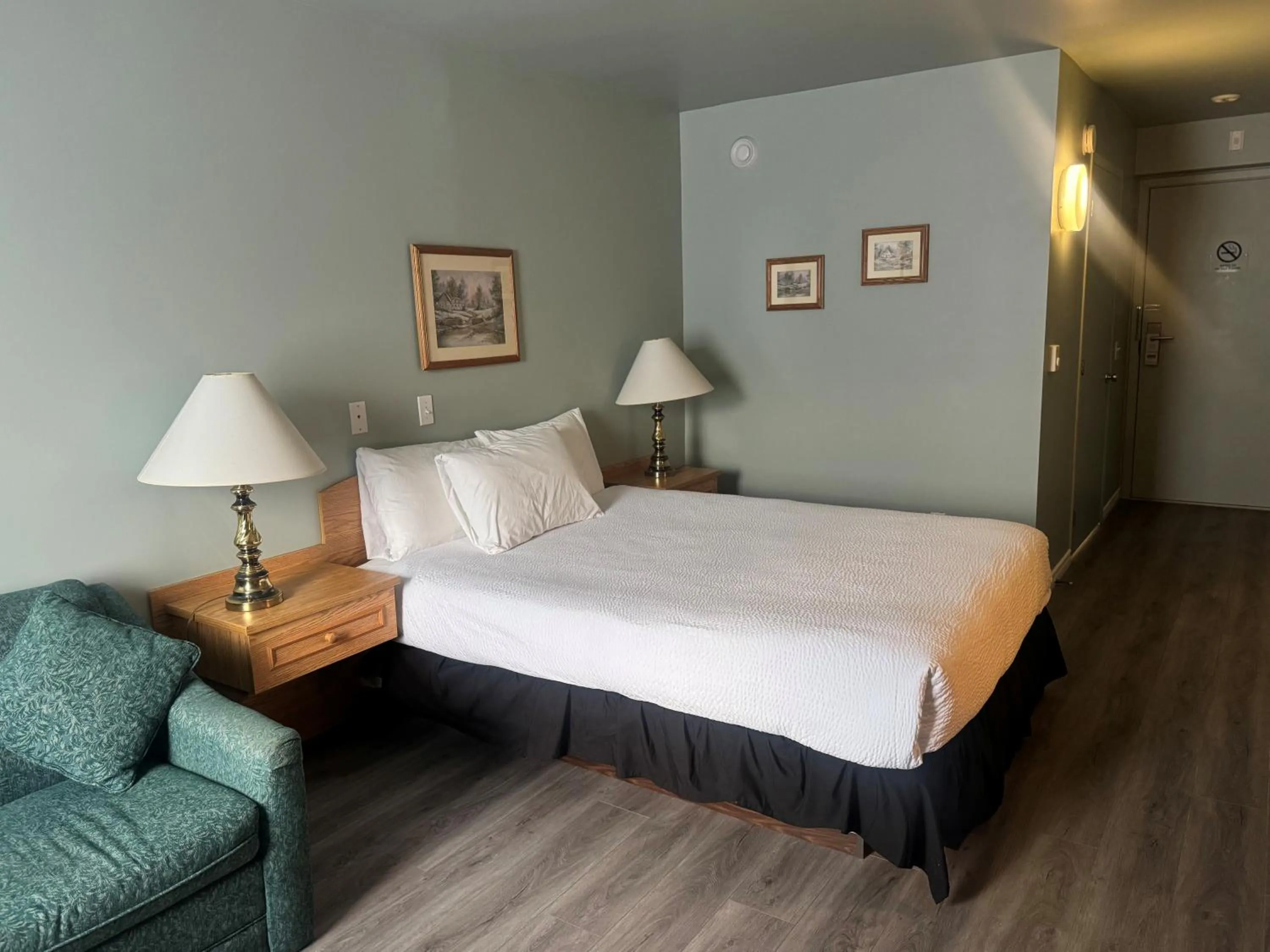 Bed in Travelodge by Wyndham Drummondville