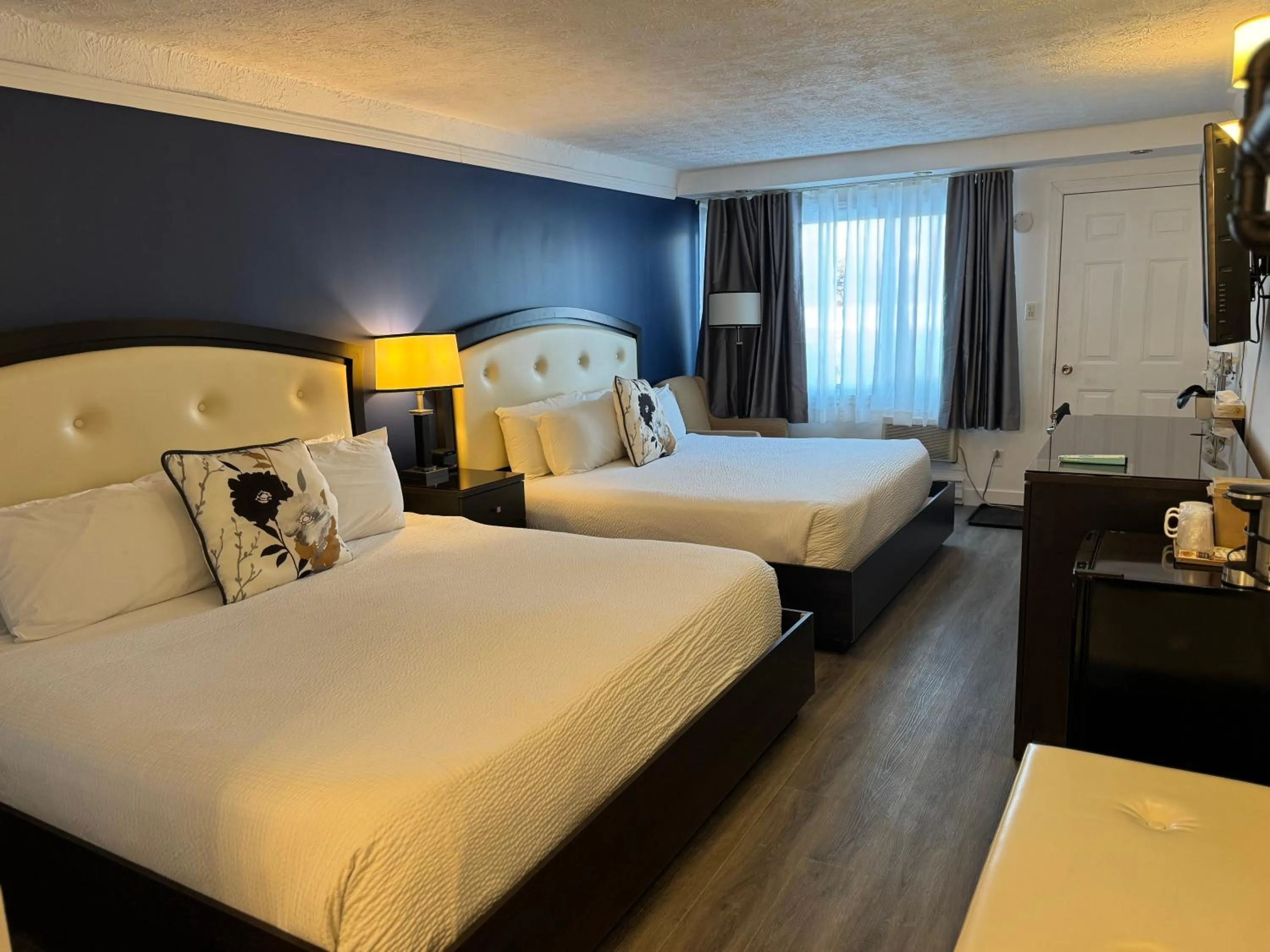 Bed in Travelodge by Wyndham Drummondville