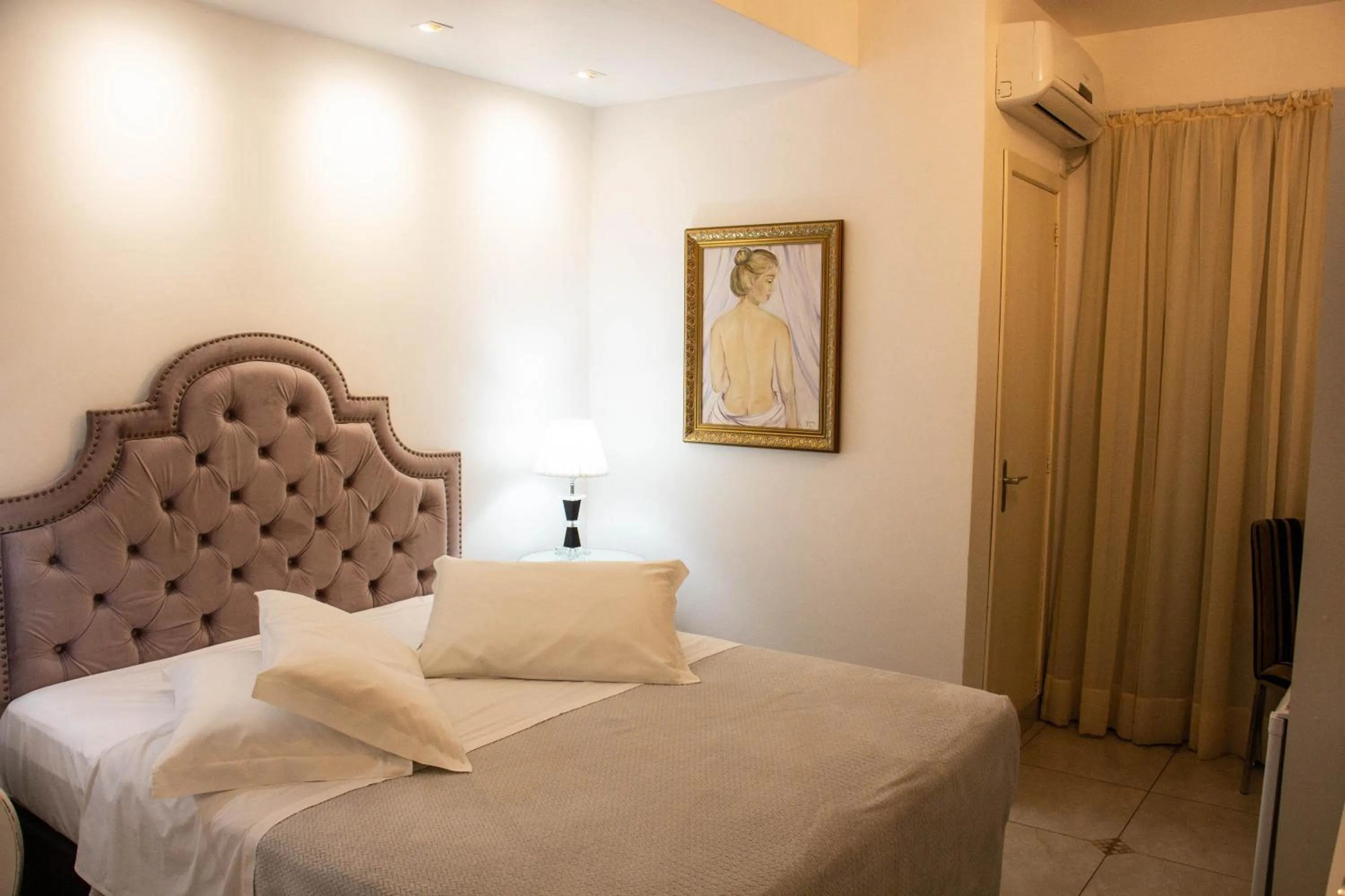 Bed in Hotel Imigrantes