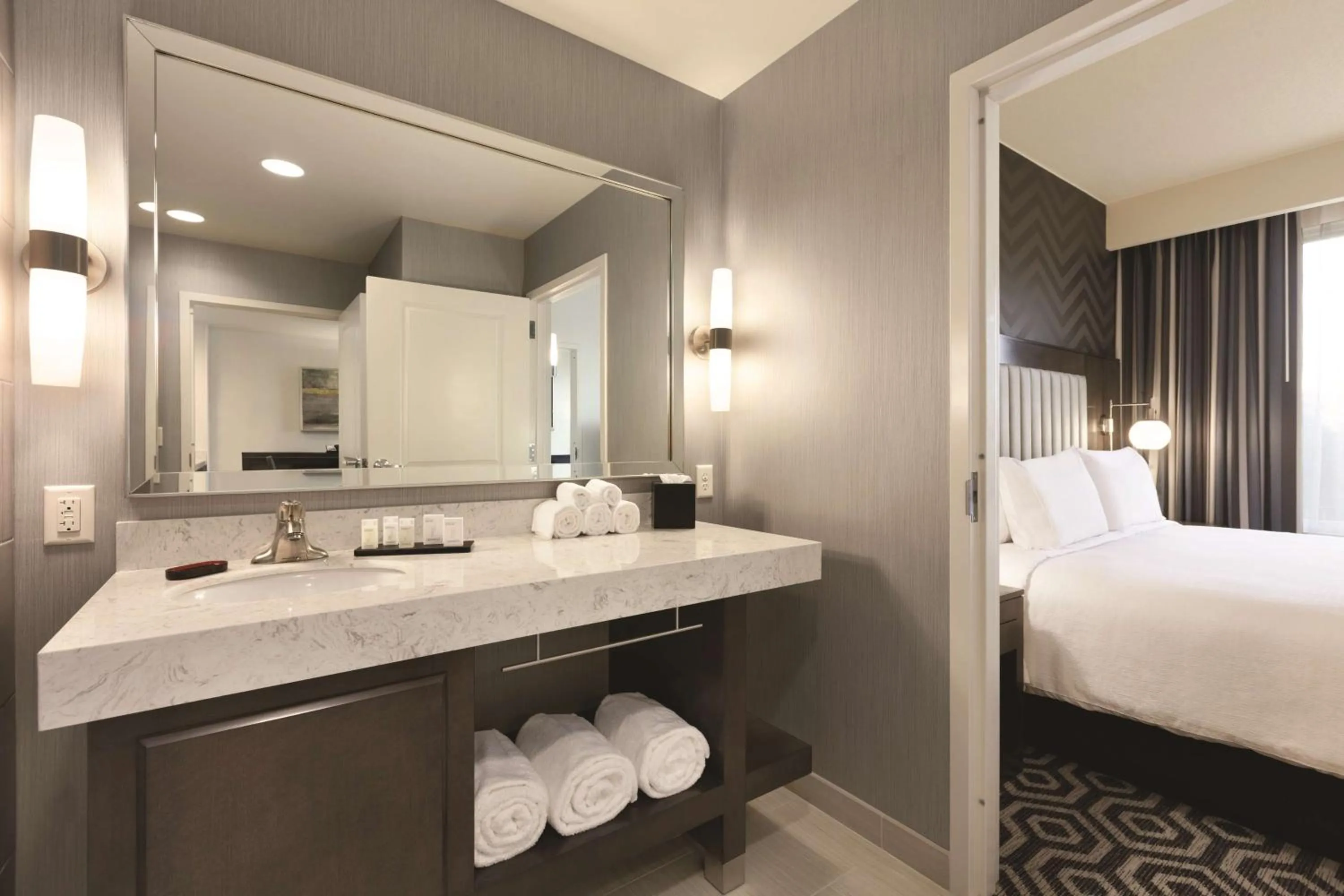 Bathroom, Bed in Embassy Suites Portland/Hillsboro