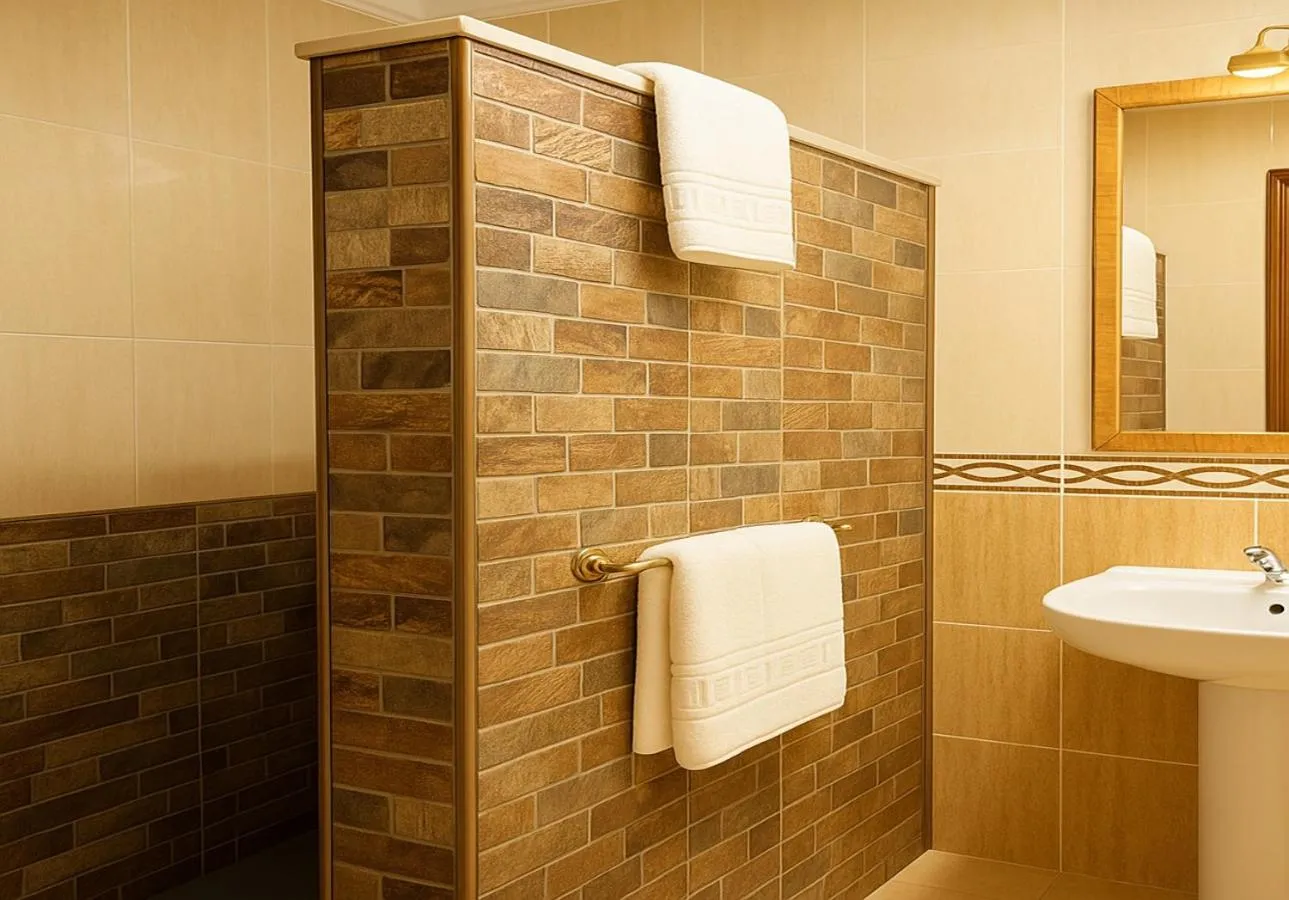 Shower in HOSTAL LAS PALOMAS