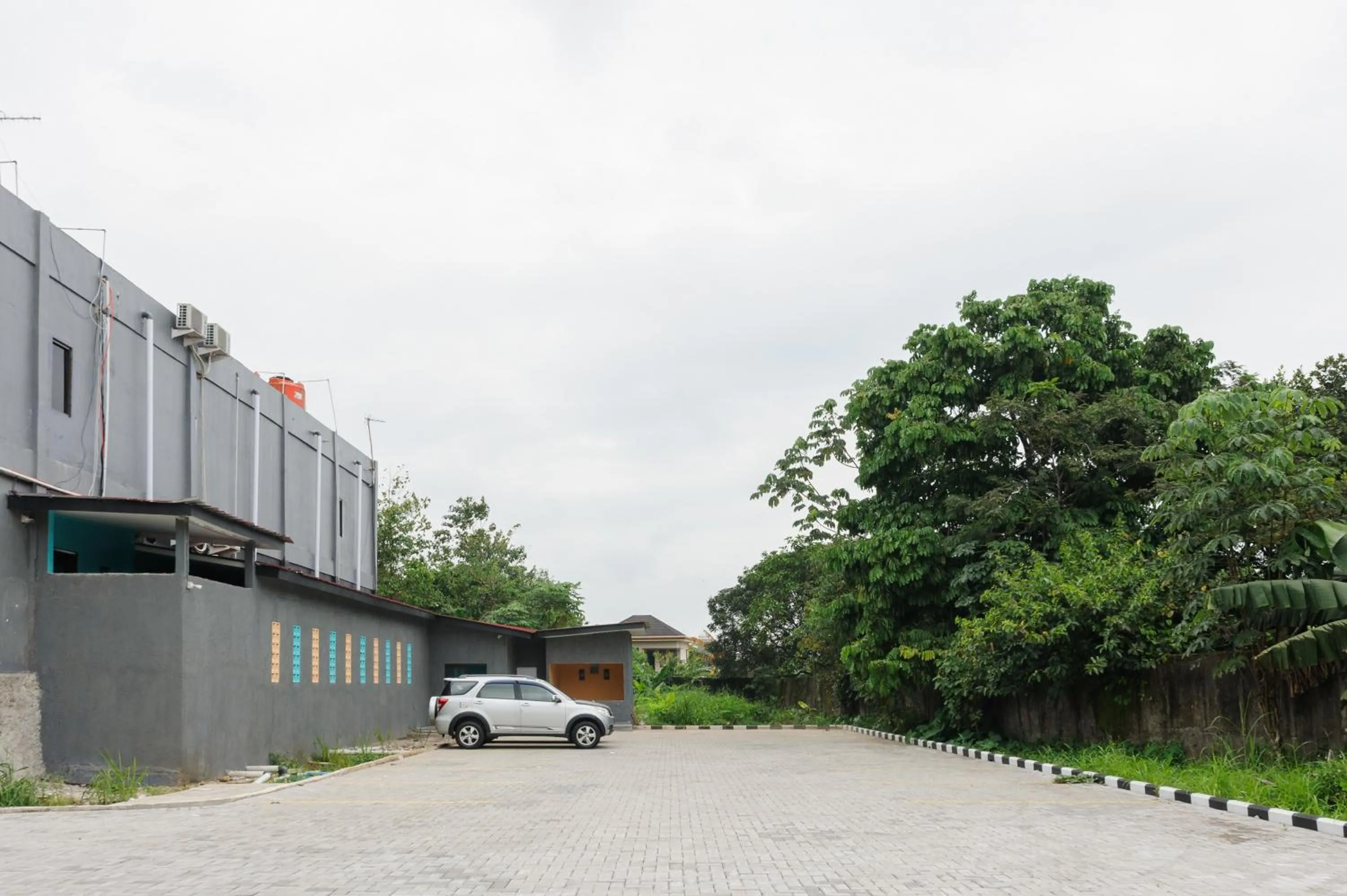 Parking in Sans Hotel Cibanteng Dramaga Bogor