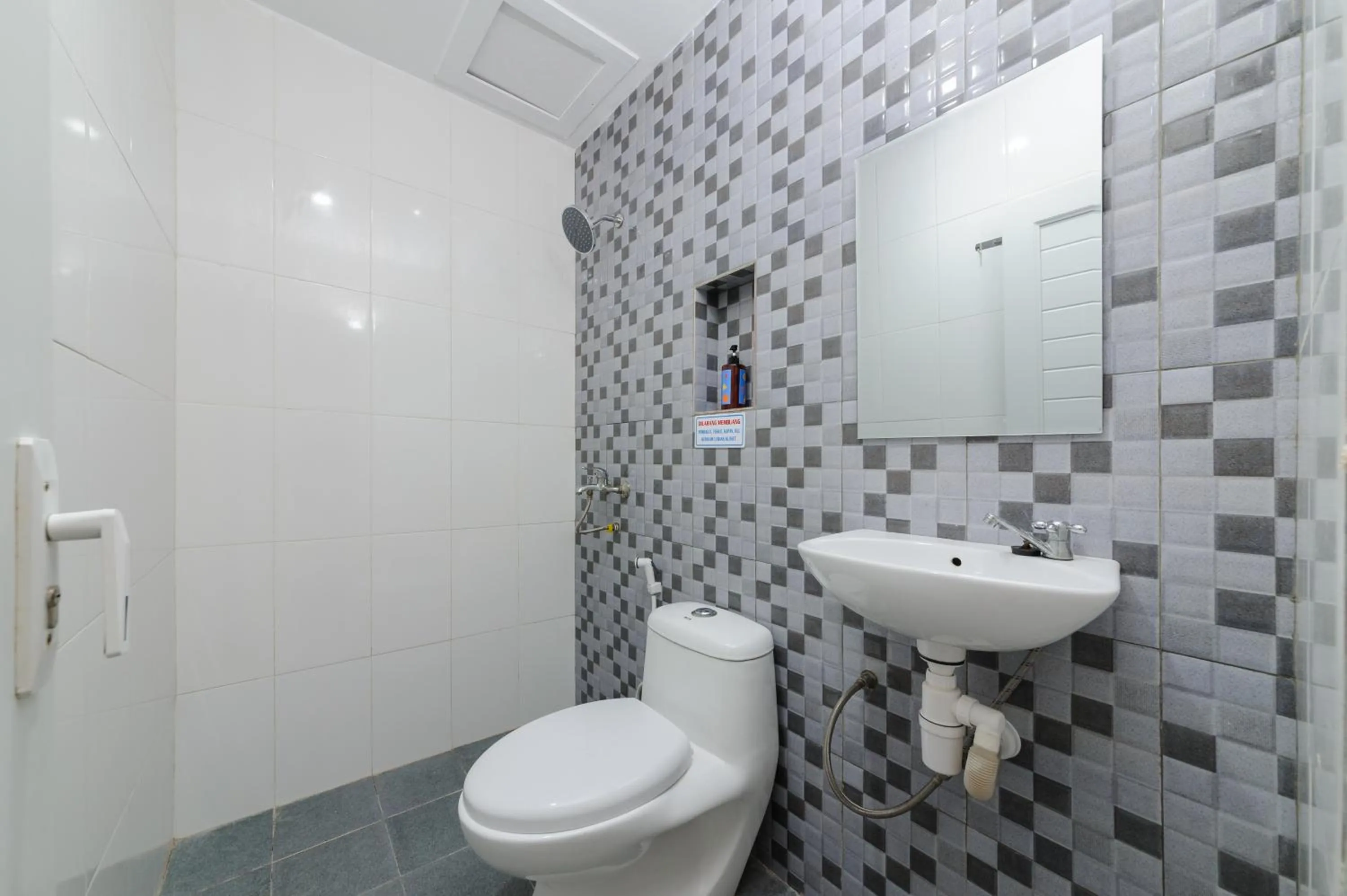 Shower in Sans Hotel Cibanteng Dramaga Bogor