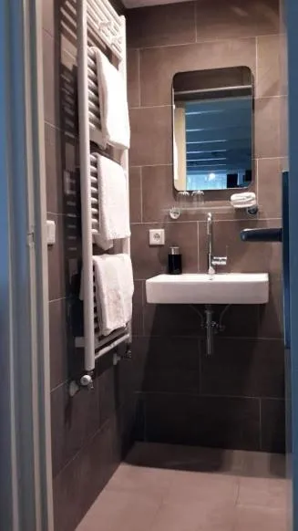 Shower in Bed & Breakfast WestViolet