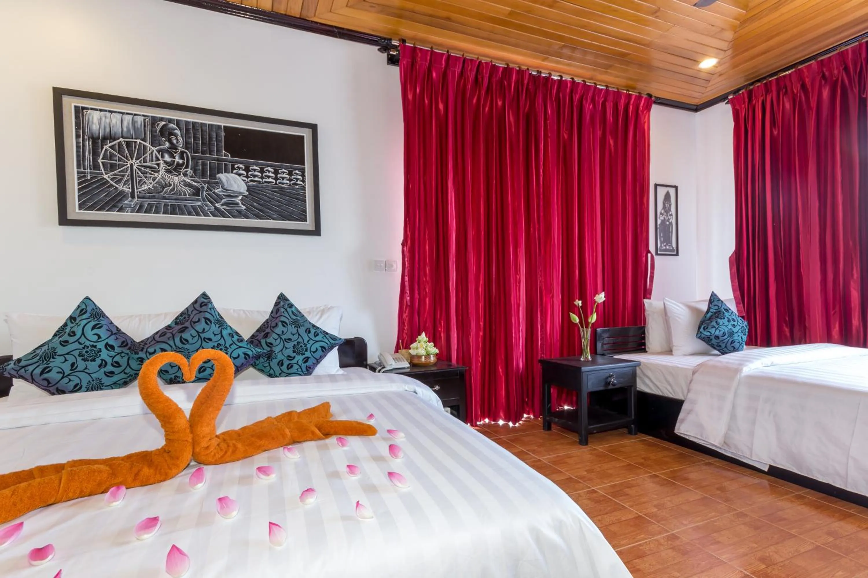 Photo of the whole room, Bed in Golden Orchid Angkor