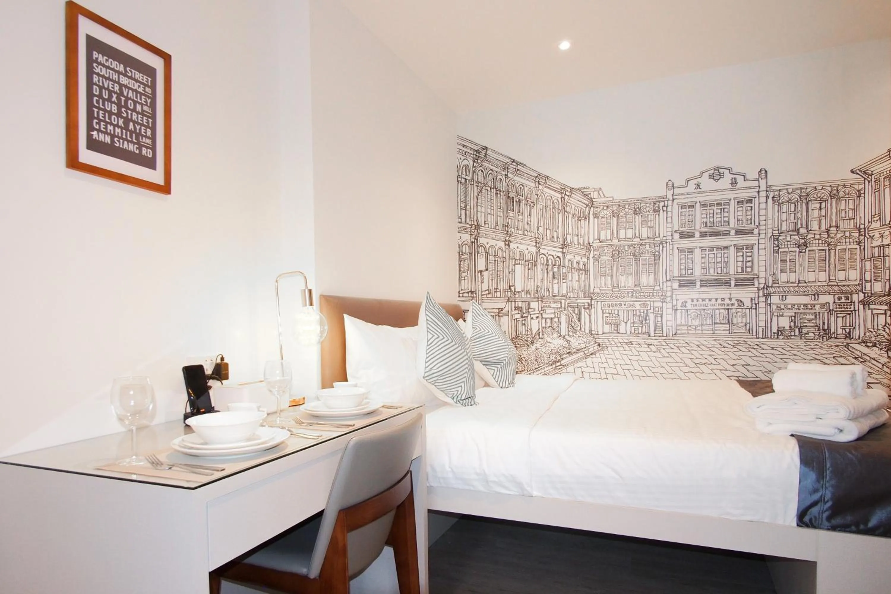 Coffee/tea facilities, Bed in Heritage Collection on Chinatown - Mobile App Check-In