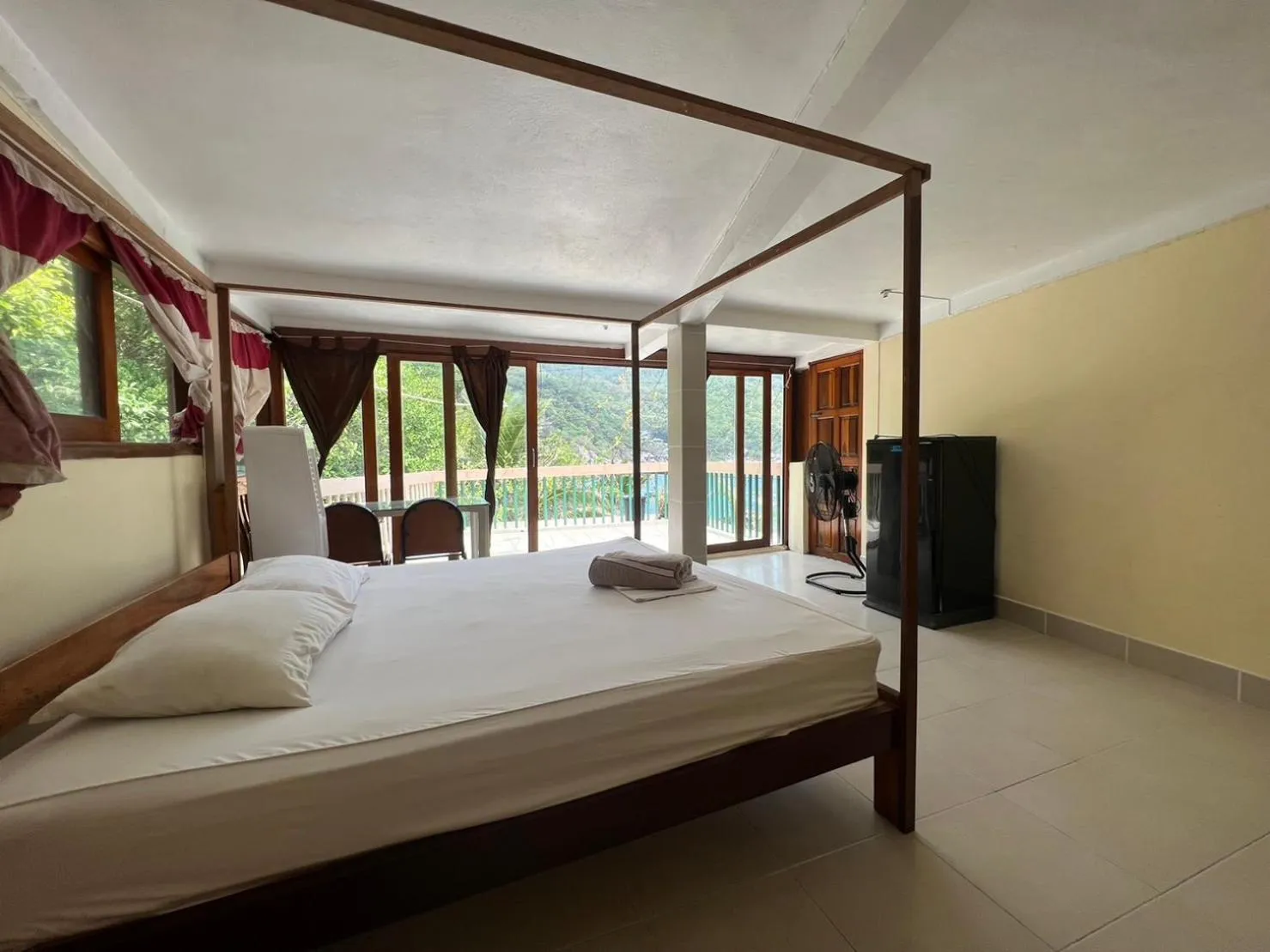 Bed in Hin Wong Apartments Dive & Snorkel Resort