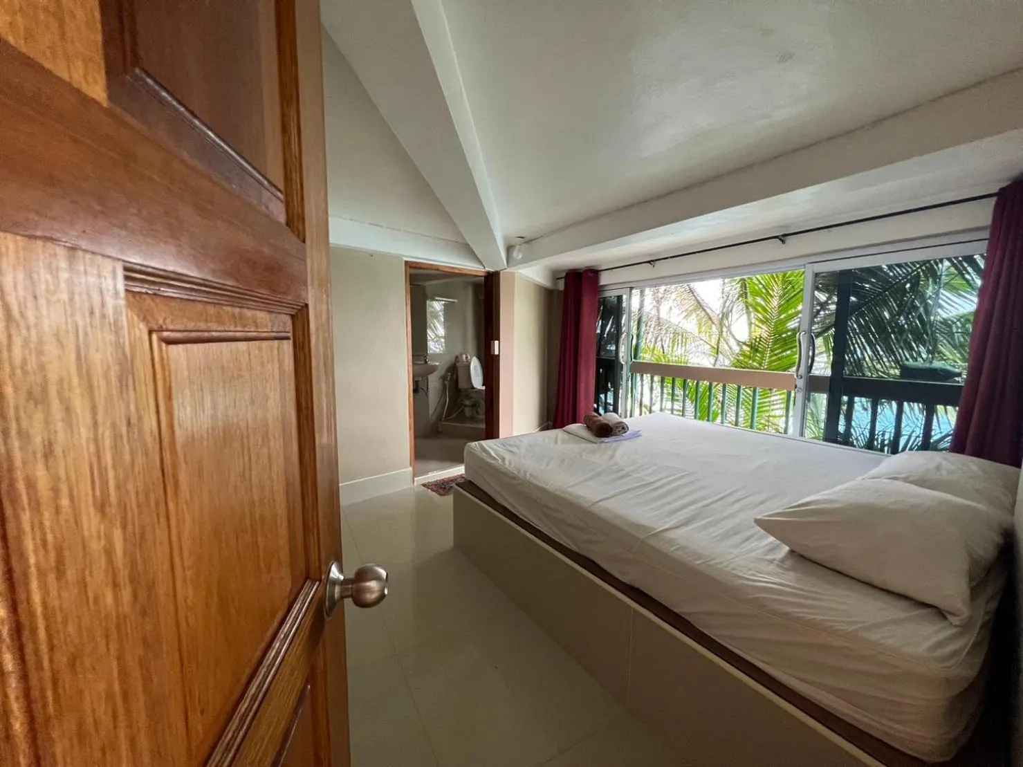 Bed in Hin Wong Apartments Dive & Snorkel Resort