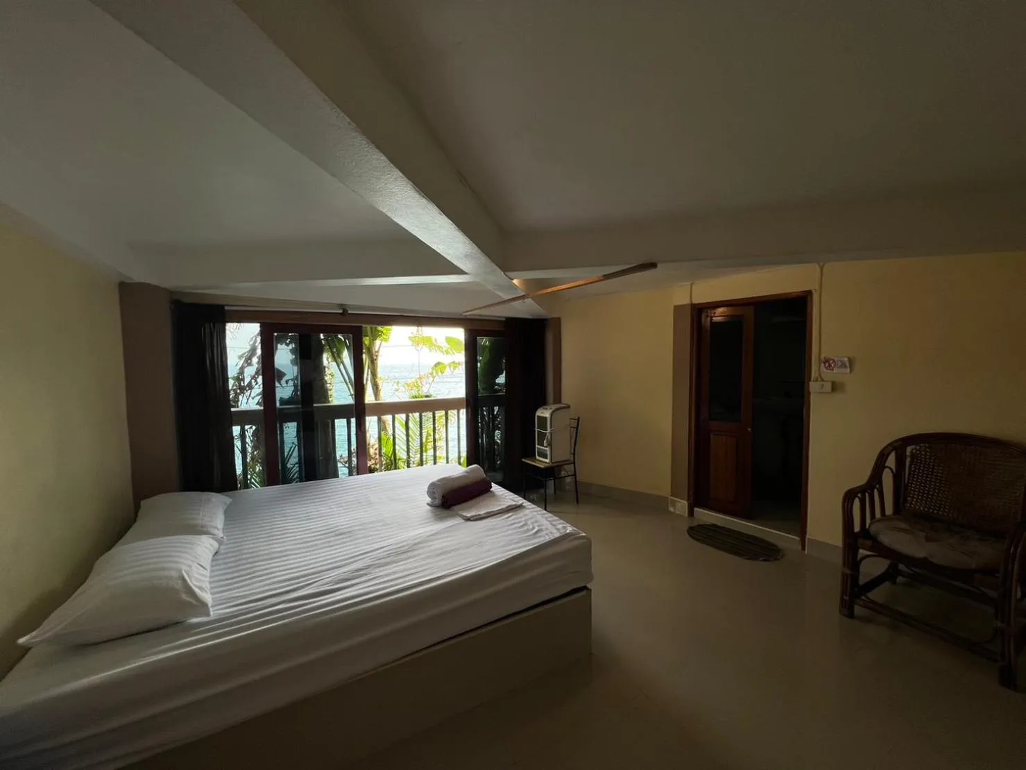 Bed in Hin Wong Apartments Dive & Snorkel Resort