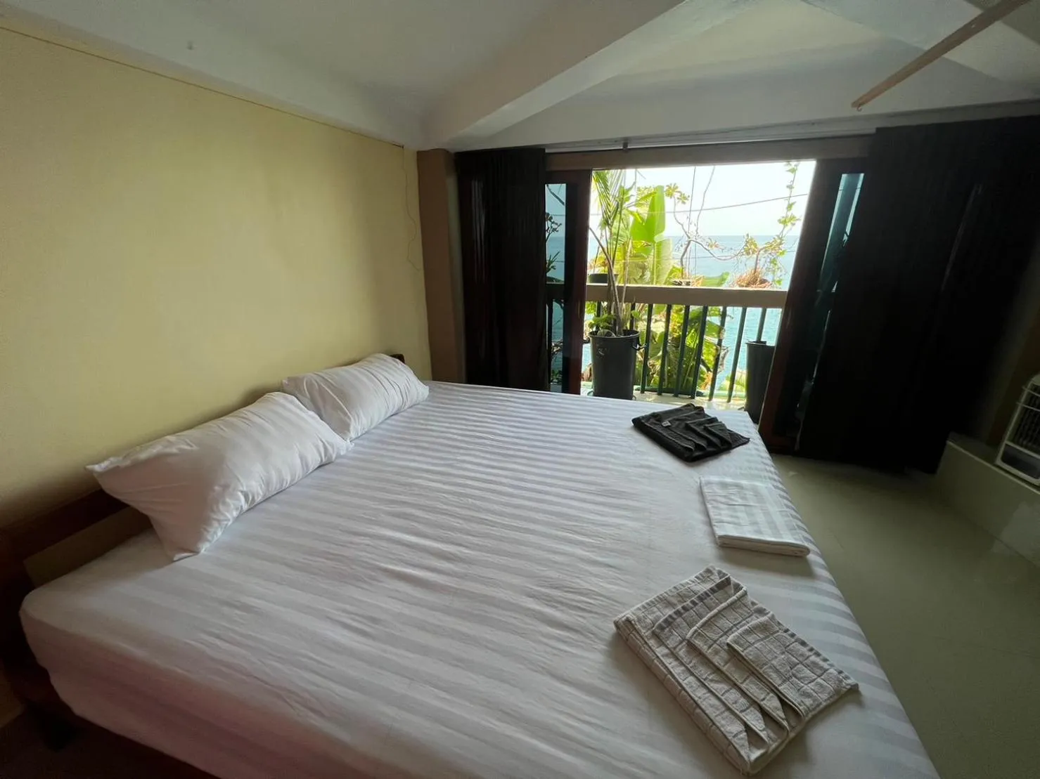 Bed in Hin Wong Apartments Dive & Snorkel Resort