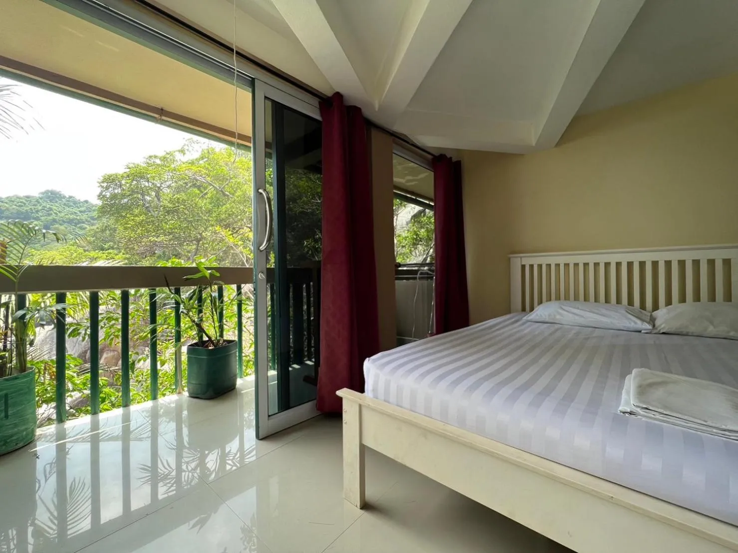 Bed in Hin Wong Apartments Dive & Snorkel Resort