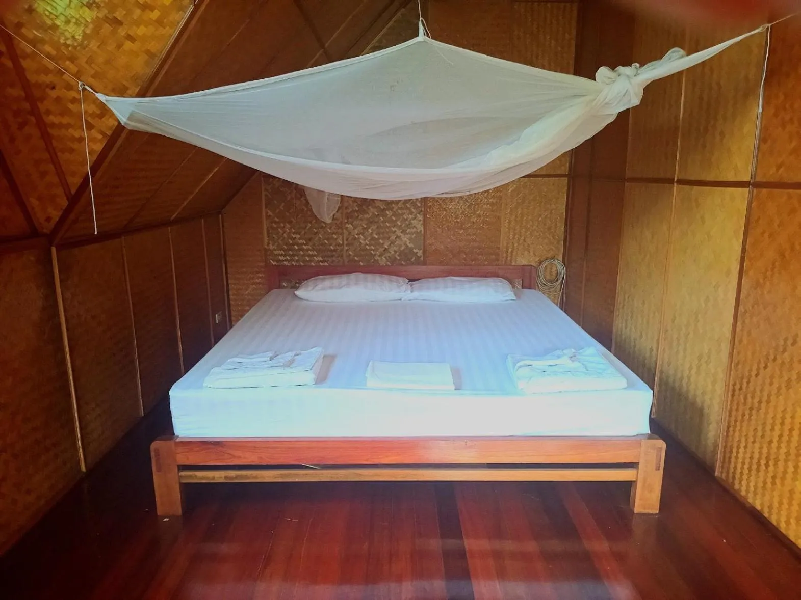 Bed in Hin Wong Apartments Dive & Snorkel Resort