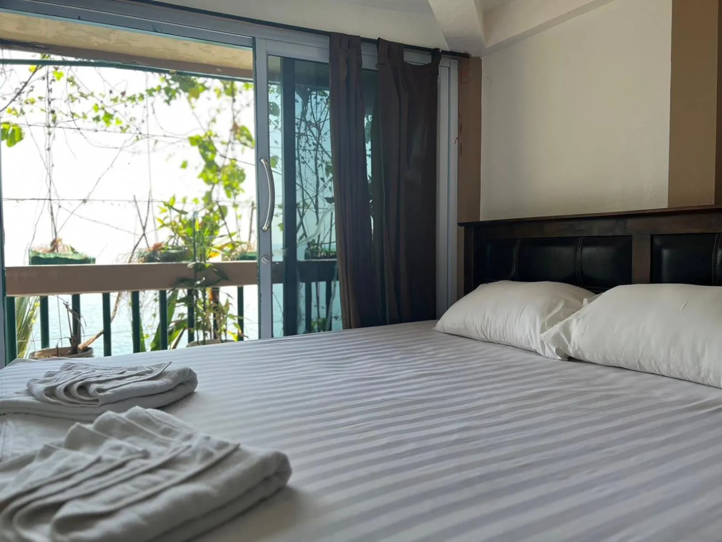 Bed in Hin Wong Apartments Dive & Snorkel Resort