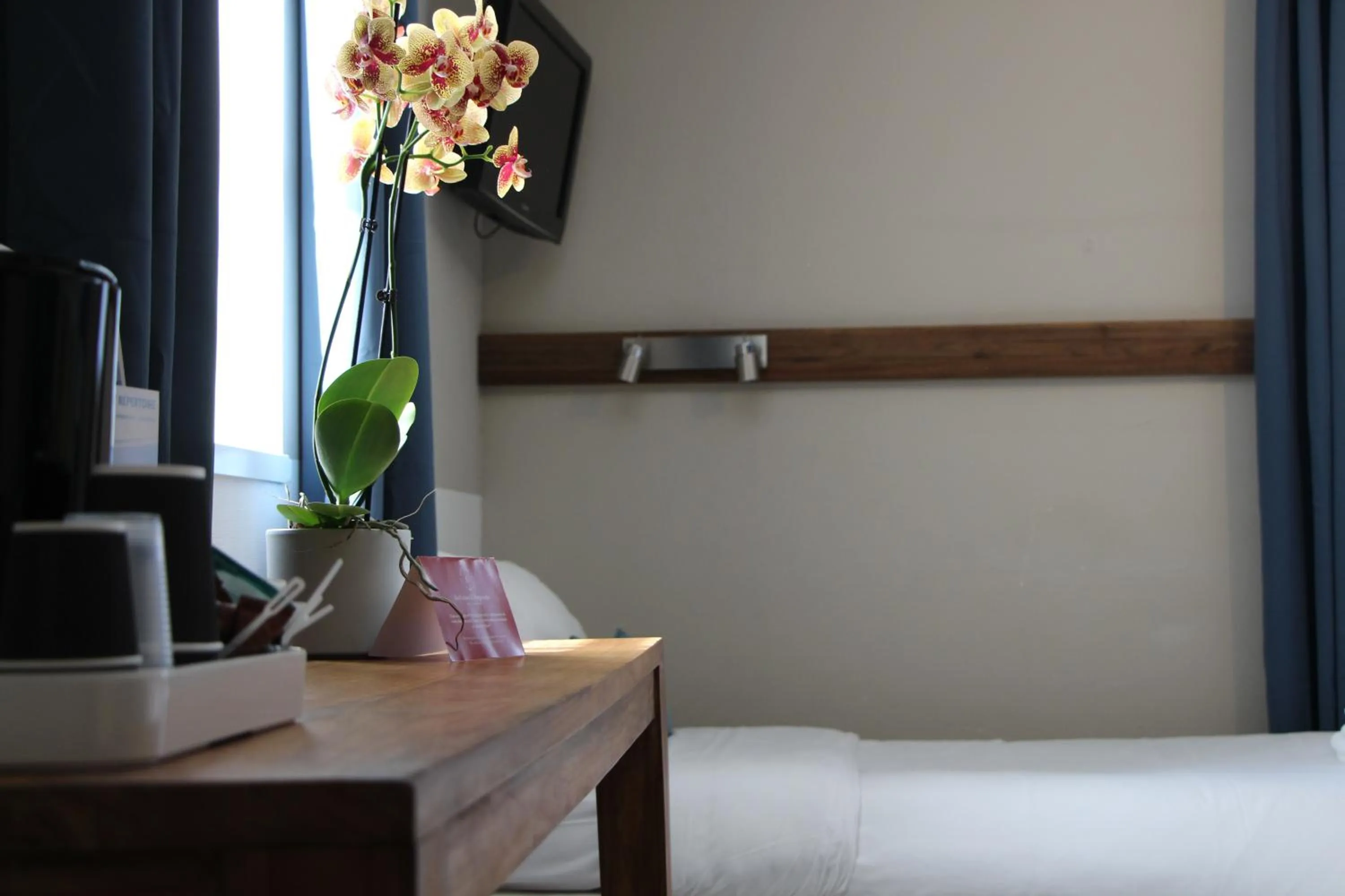 Coffee/tea facilities, Bed in Hôtel Au Grand Duquesne