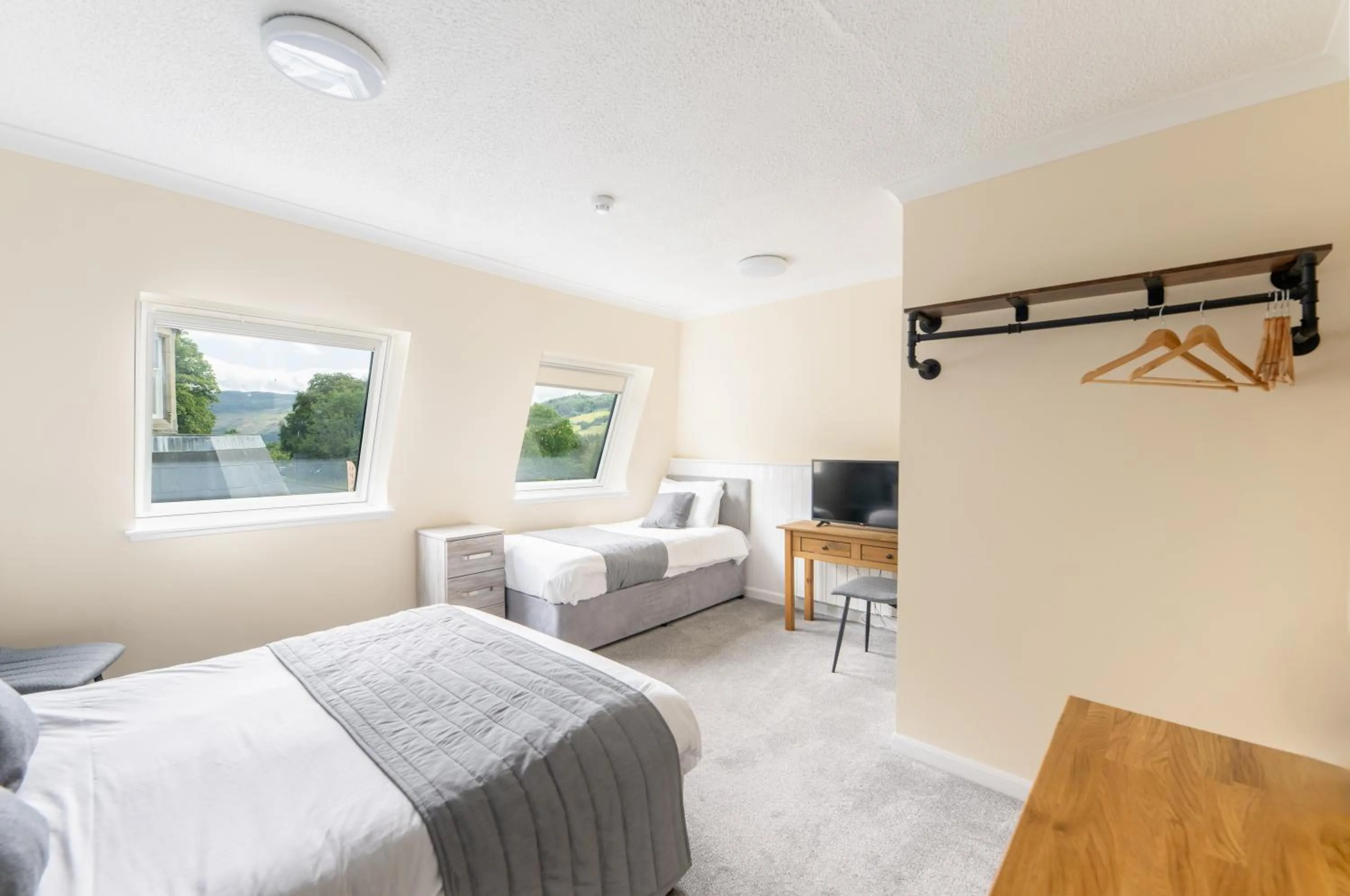 Bedroom, Bed in Loch Ness Drumnadrochit Hotel