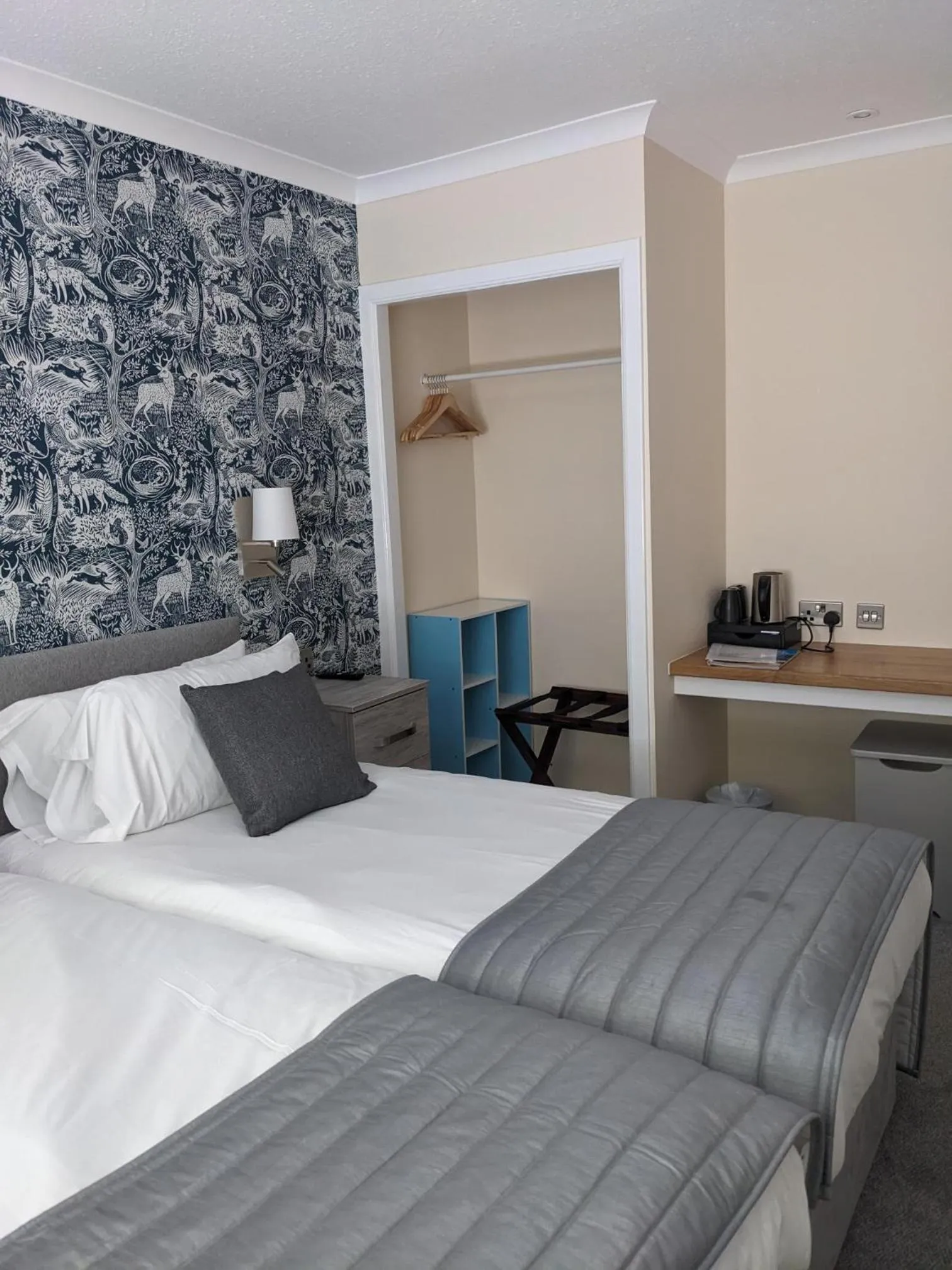 Bedroom, Bed in Loch Ness Drumnadrochit Hotel