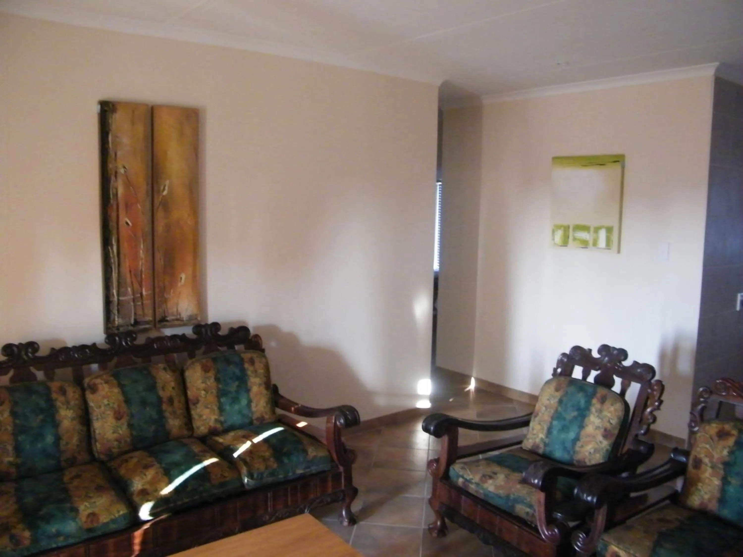 Living room in Airport Lodge Guest House