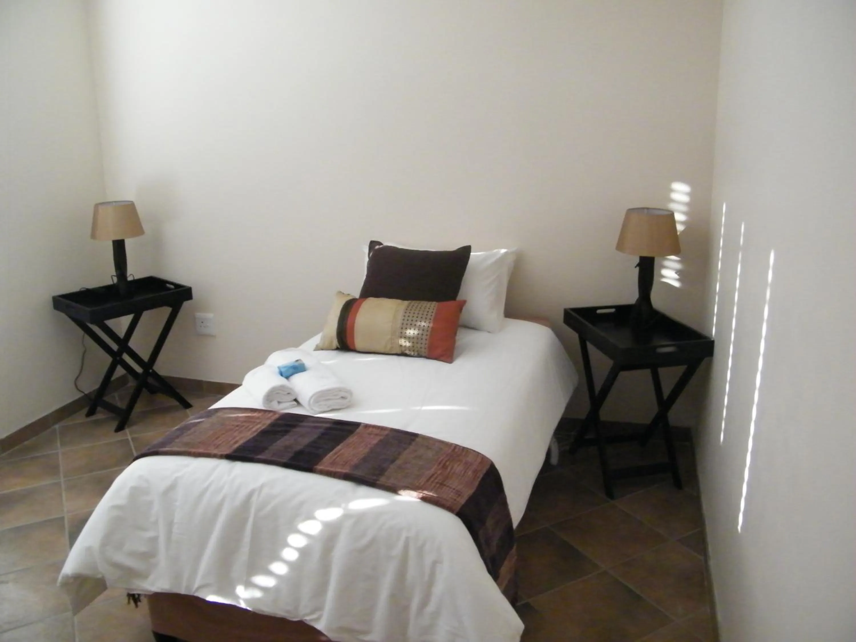 Photo of the whole room, Bed in Airport Lodge Guest House