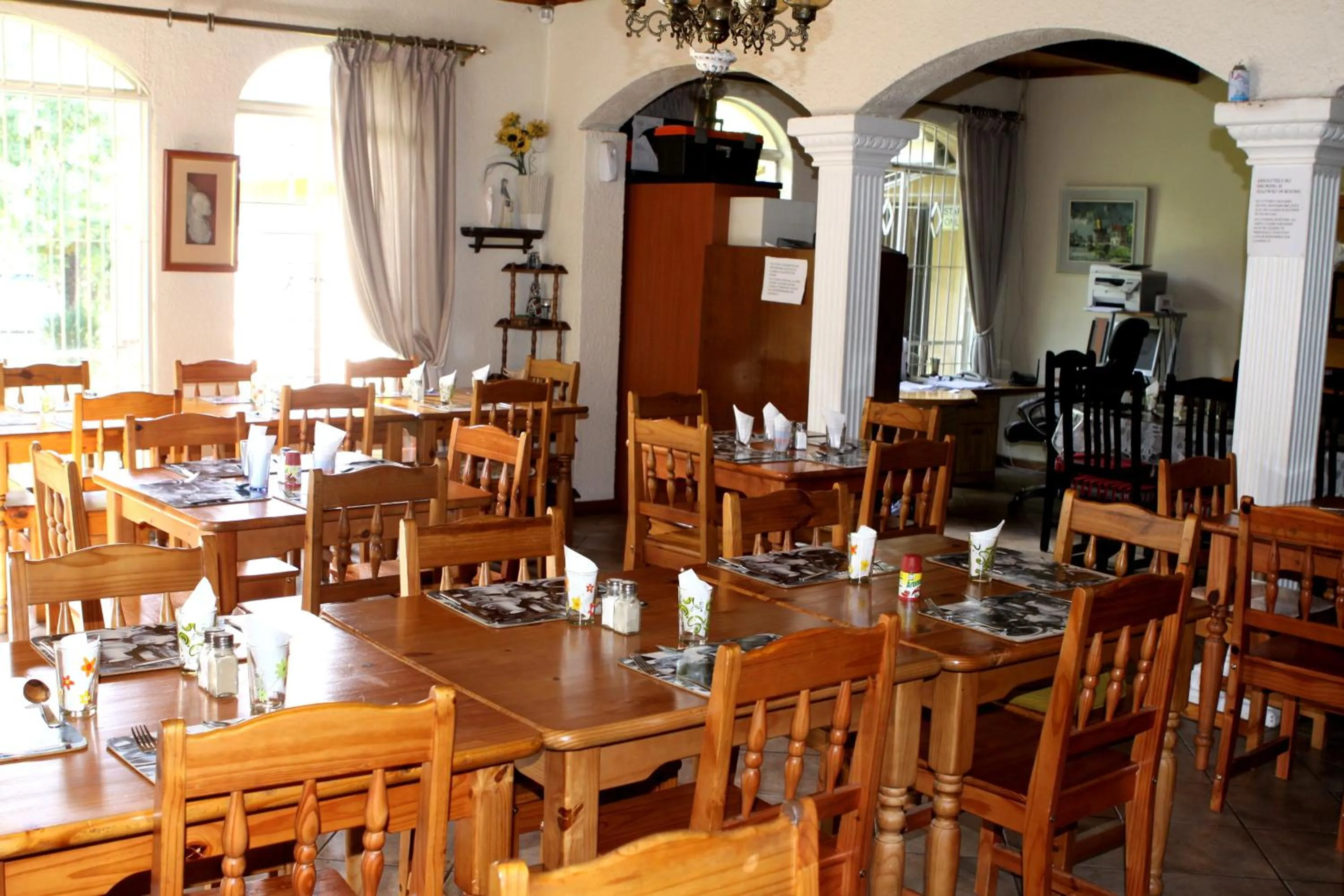 Restaurant/places to eat in Airport Lodge Guest House