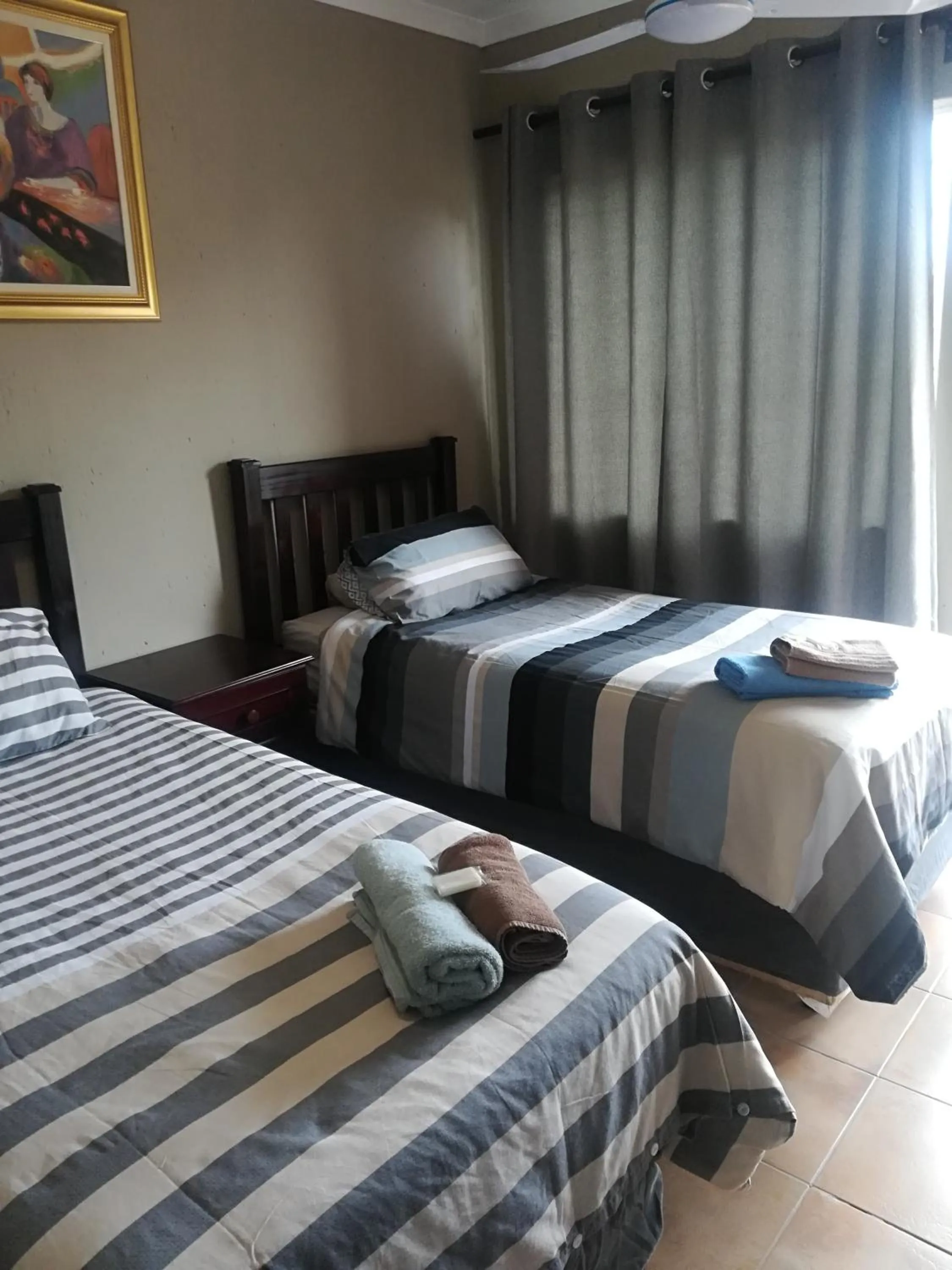 Bedroom, Bed in Airport Lodge Guest House