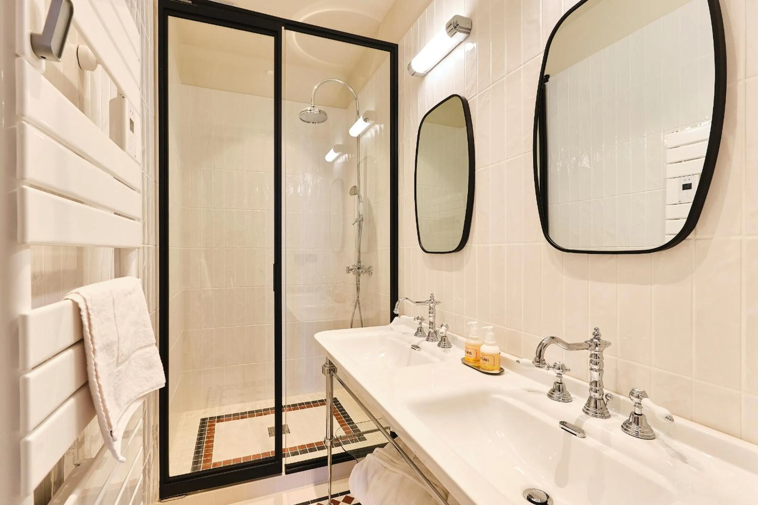 Shower in Maison Heym Bordeaux