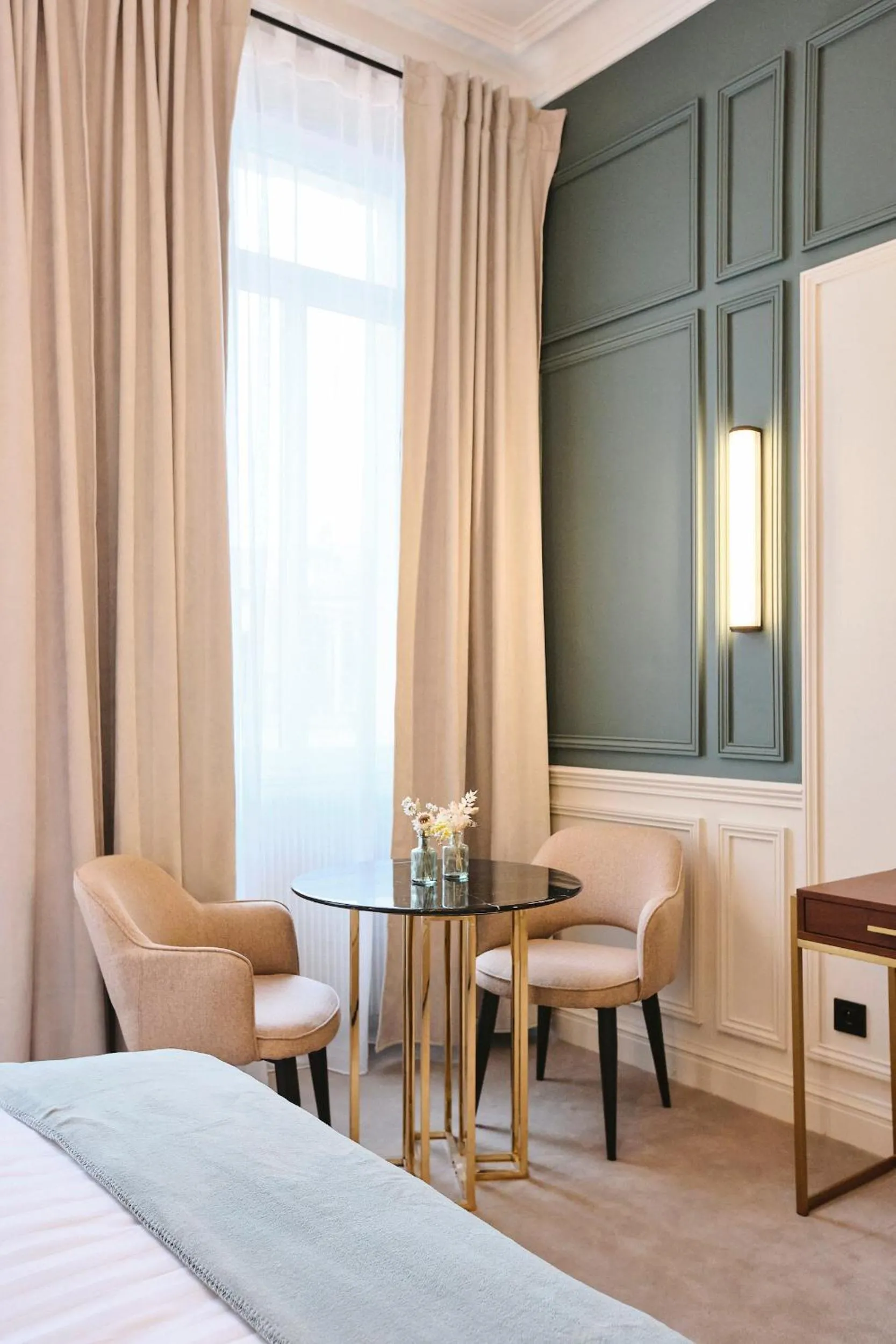 Seating area in Maison Heym Bordeaux