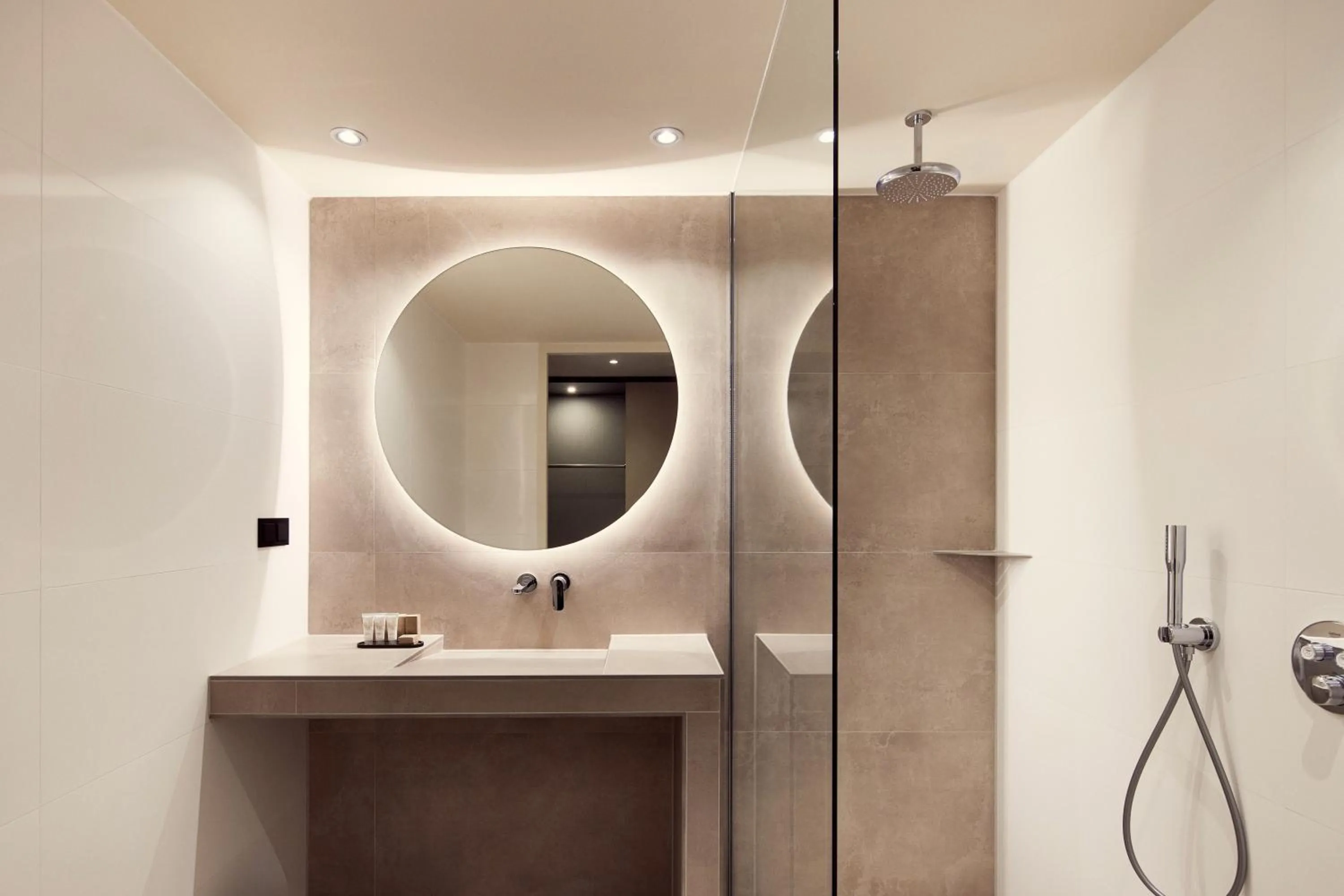 Shower in Van der Valk Hotel Hilversum/ De Witte Bergen