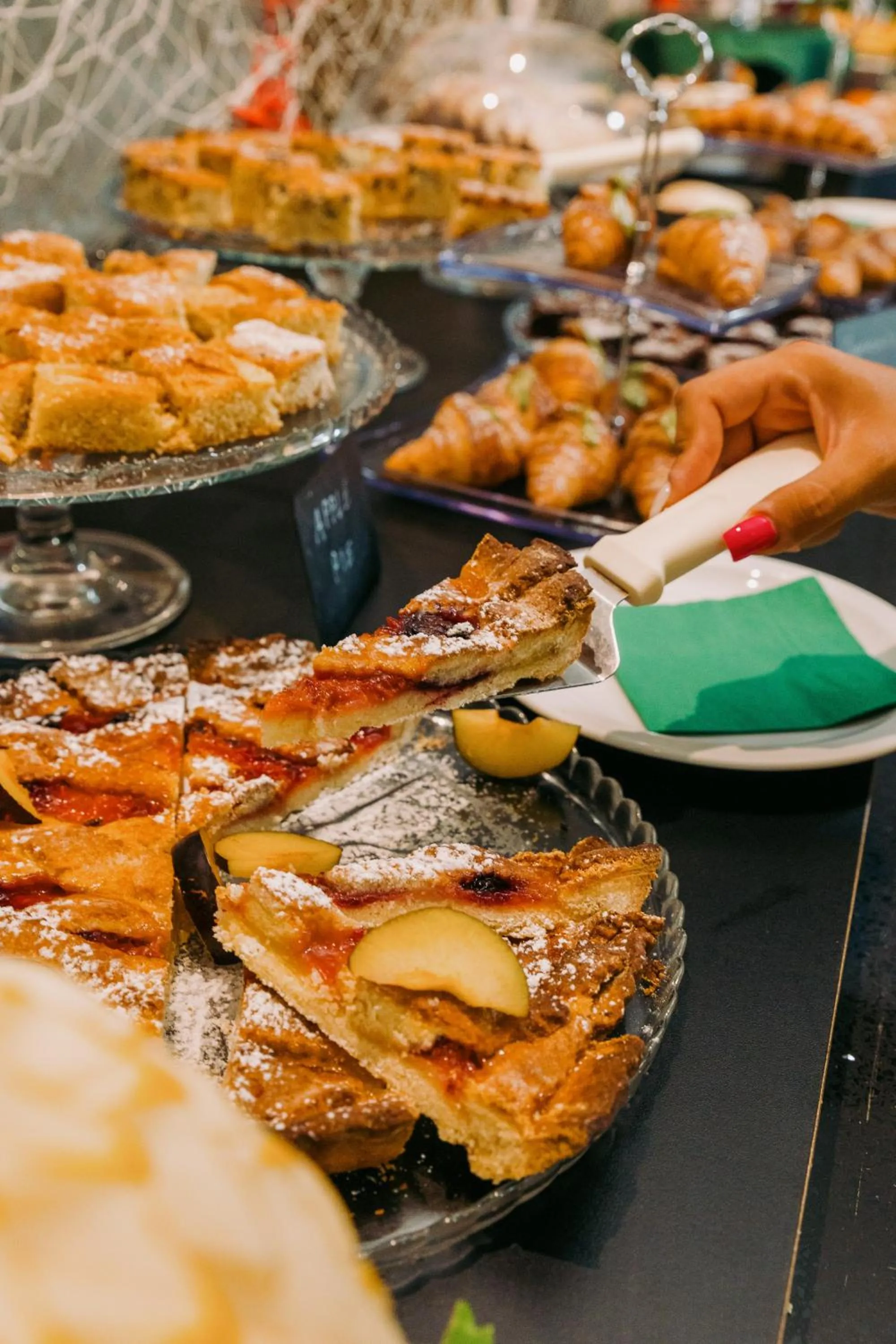 Restaurant/places to eat in Baitan Hotel