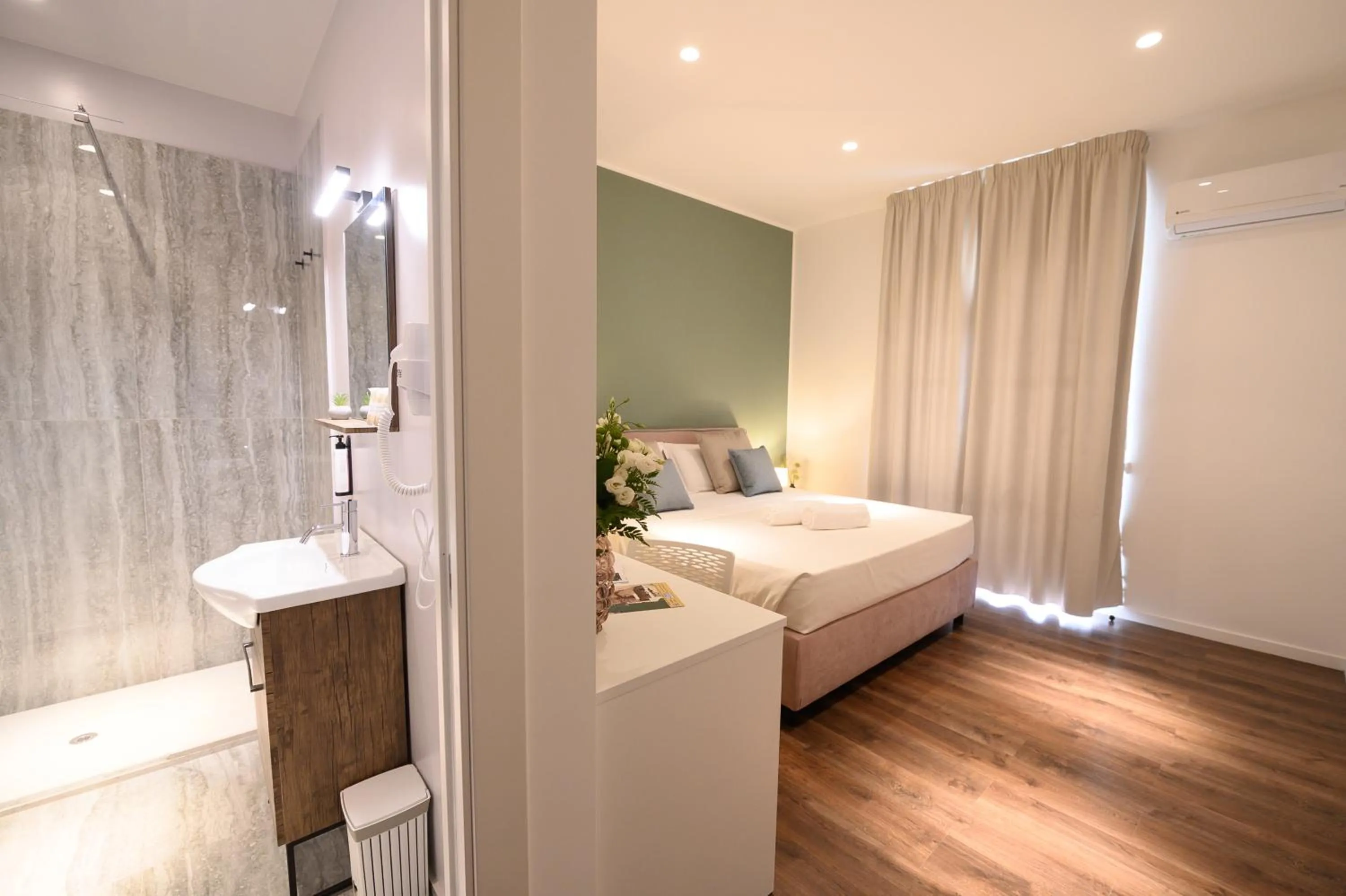 Bathroom, Bed in Baitan Hotel