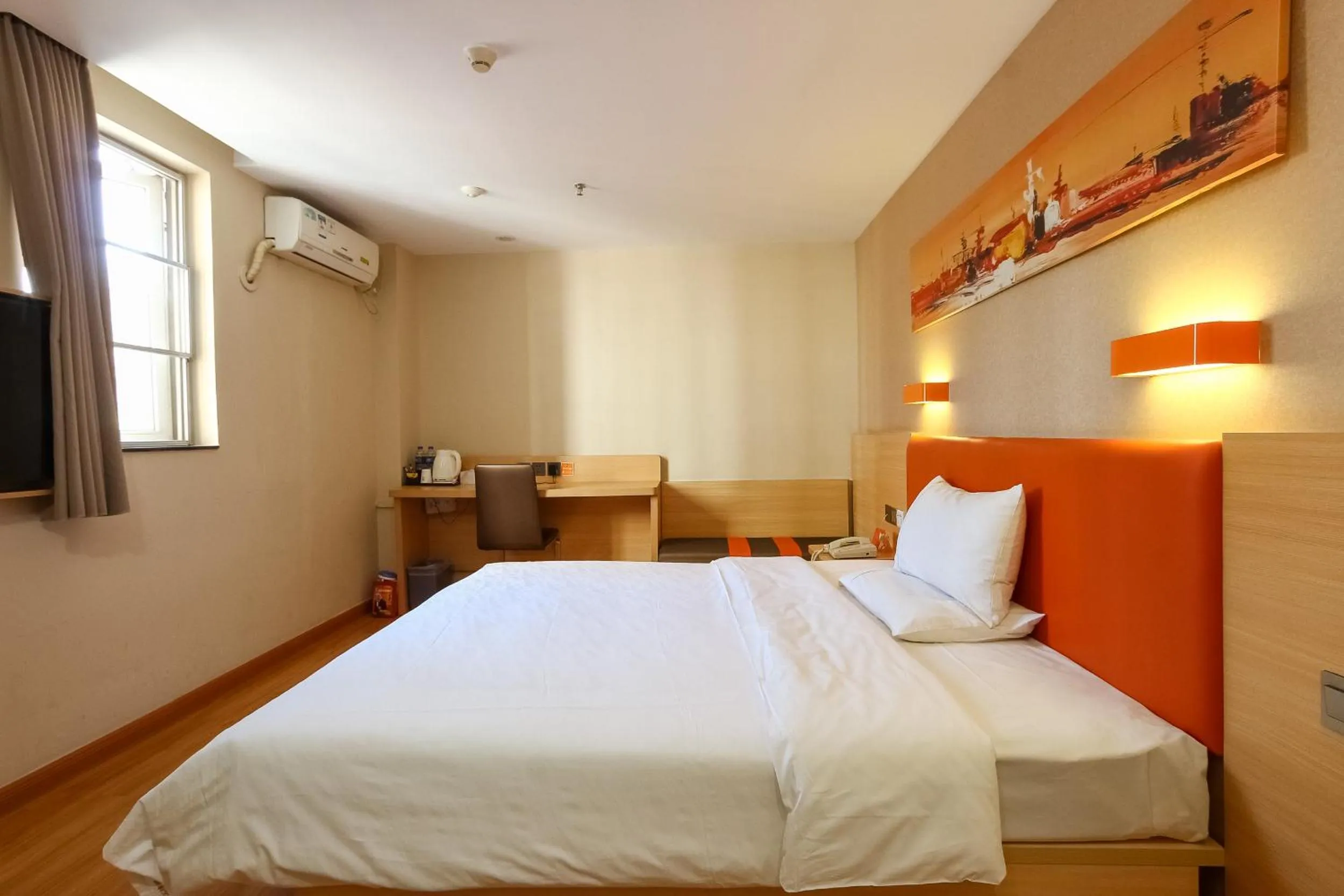Photo of the whole room, Bed in 7Days Premium Guangzhou Tianhe Shipaiqiao
