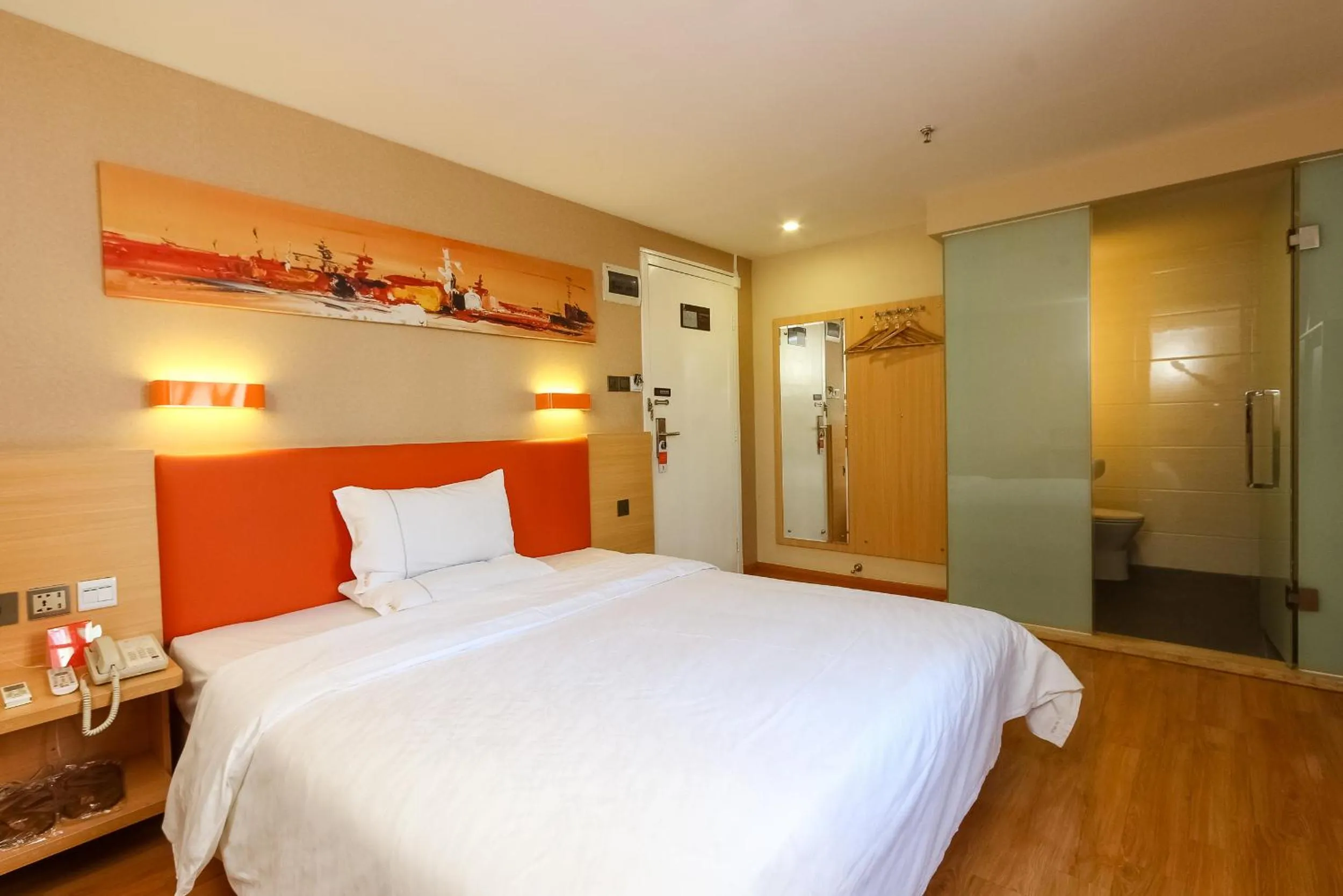 Photo of the whole room, Bed in 7Days Premium Guangzhou Tianhe Shipaiqiao