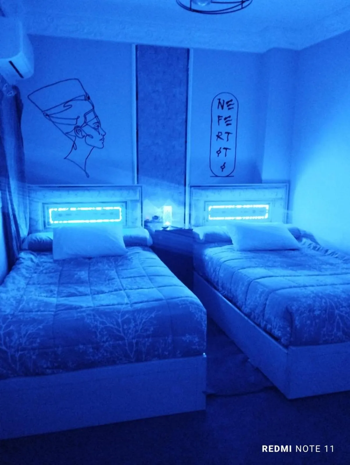 Bedroom in Sneferu Pyramids inn - Full Pyramids View