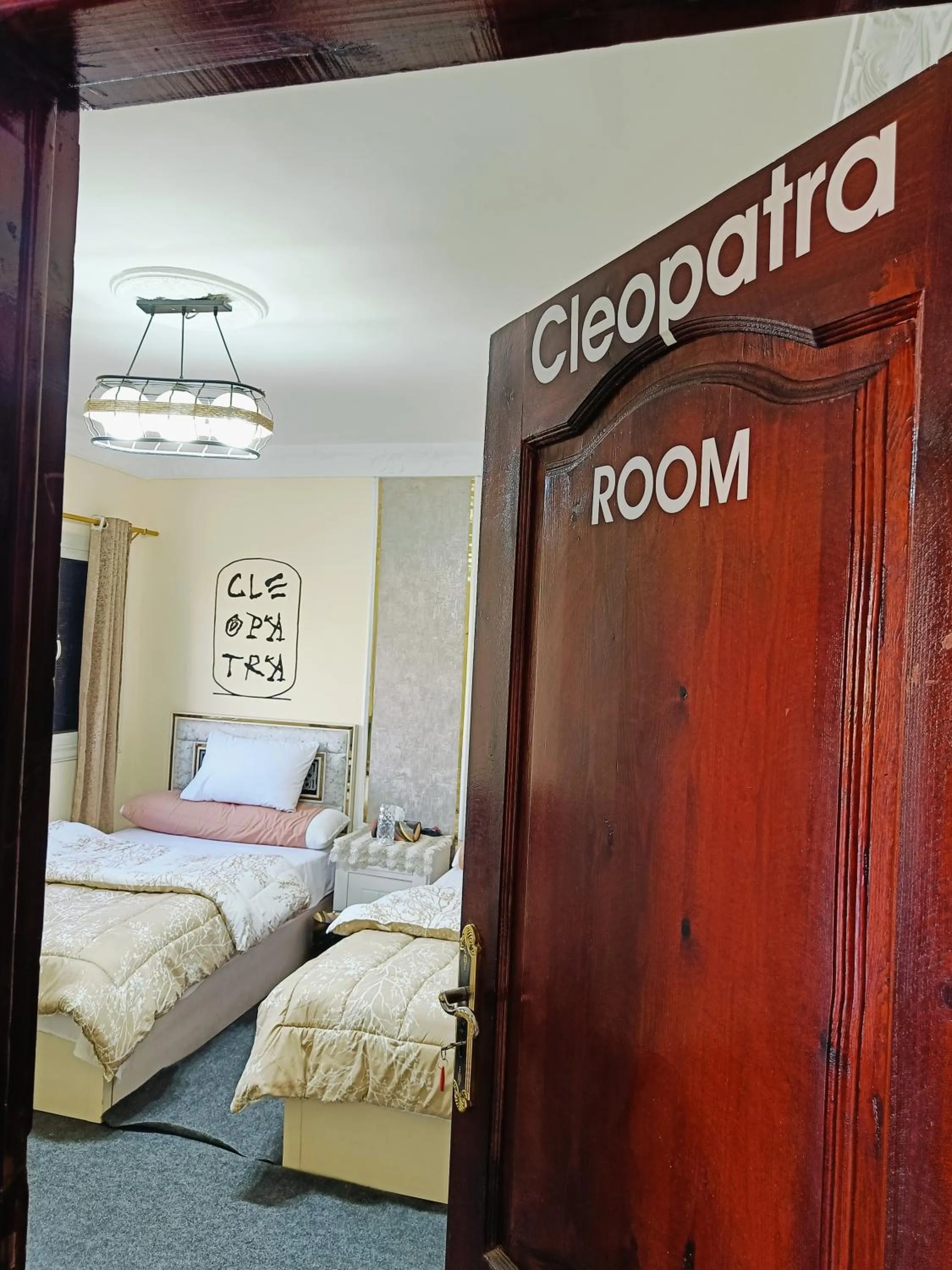 Bed in Sneferu Pyramids inn - Full Pyramids View