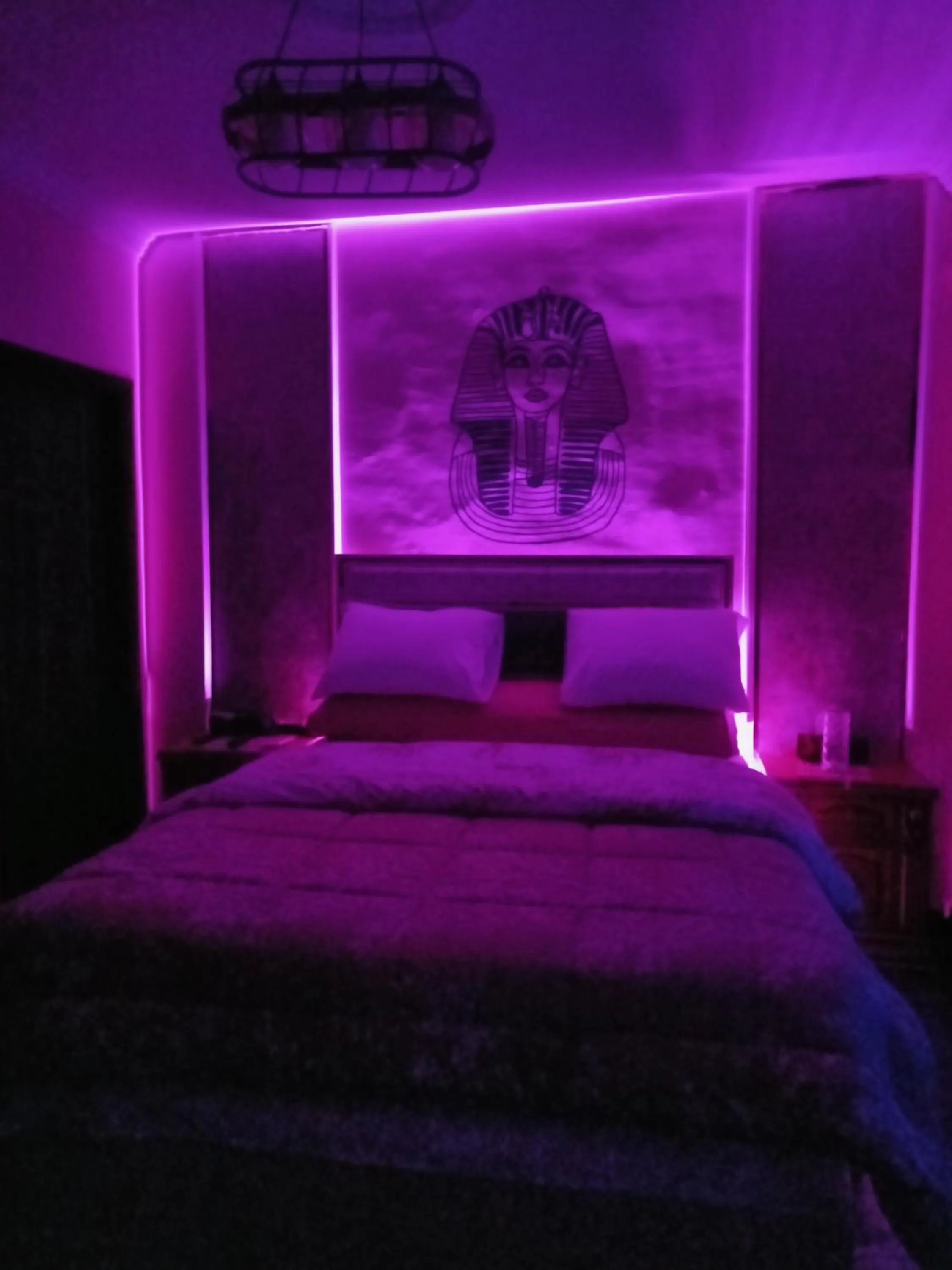 Bed in Sneferu Pyramids inn - Full Pyramids View