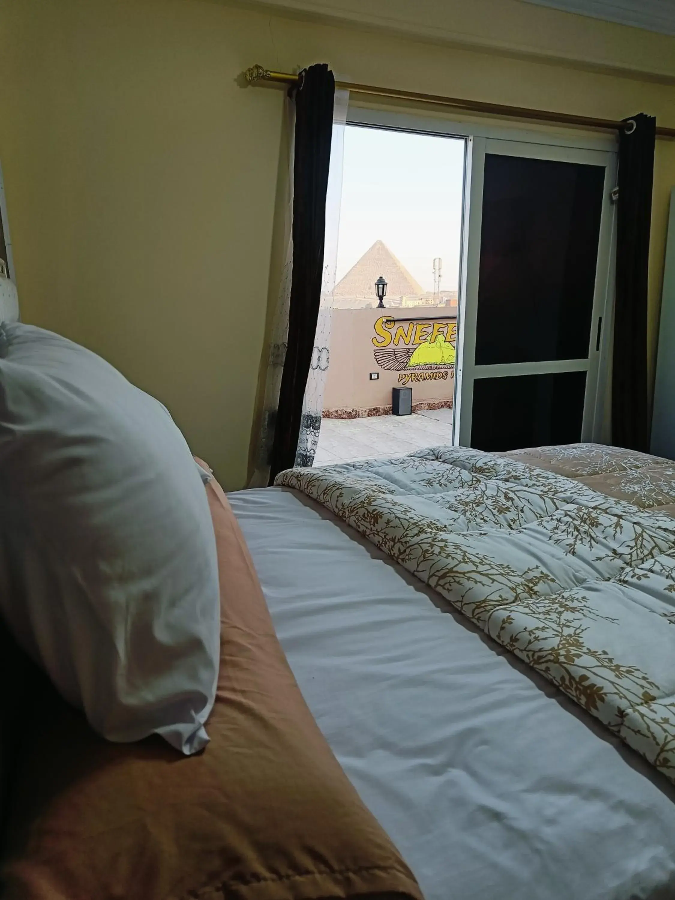 Deluxe Queen Studio in Sneferu Pyramids inn - Full Pyramids View Deluxe Queen Studio in Sneferu Pyramids inn - Full Pyramids View