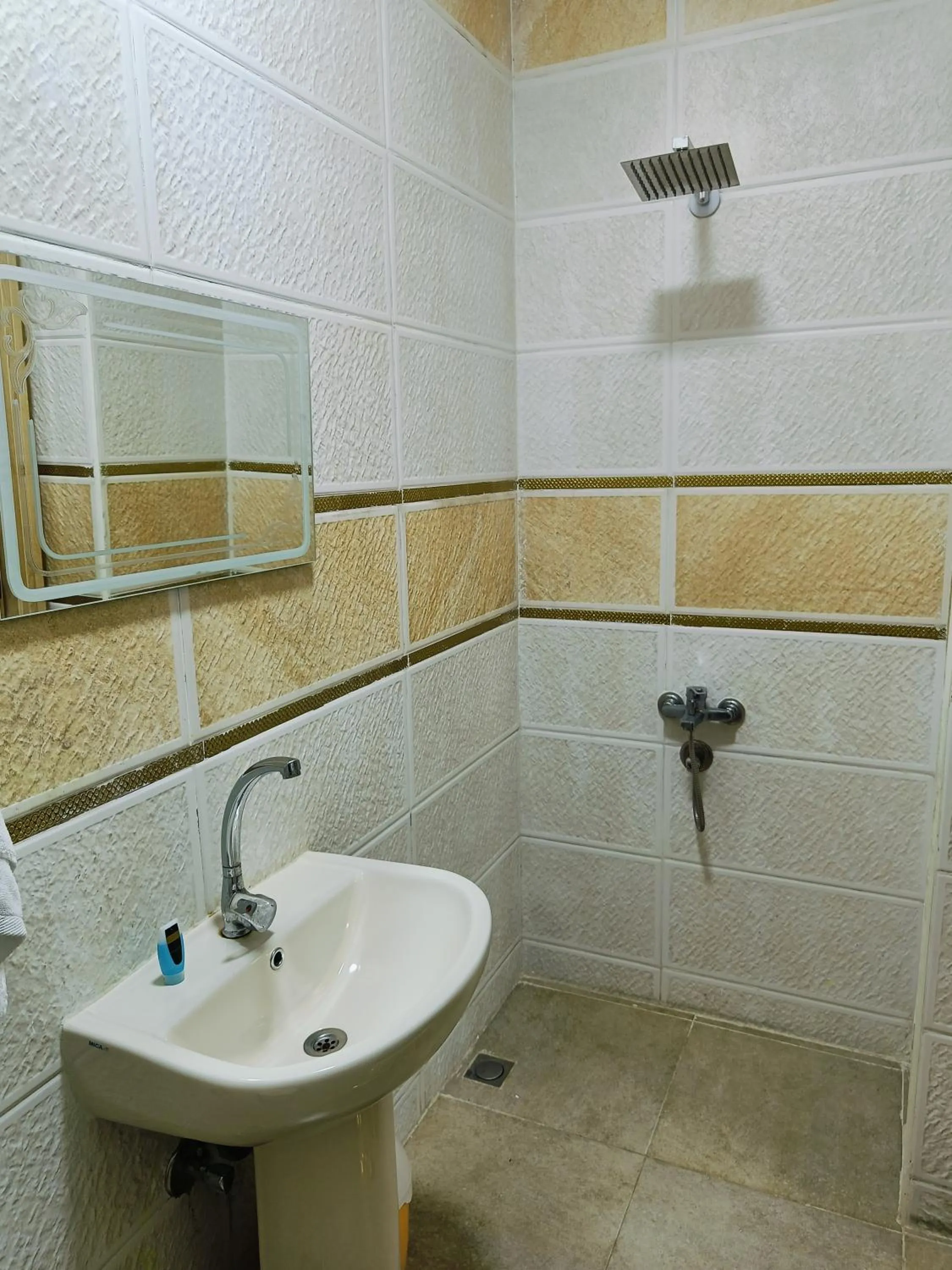 Shower in Sneferu Pyramids inn - Full Pyramids View