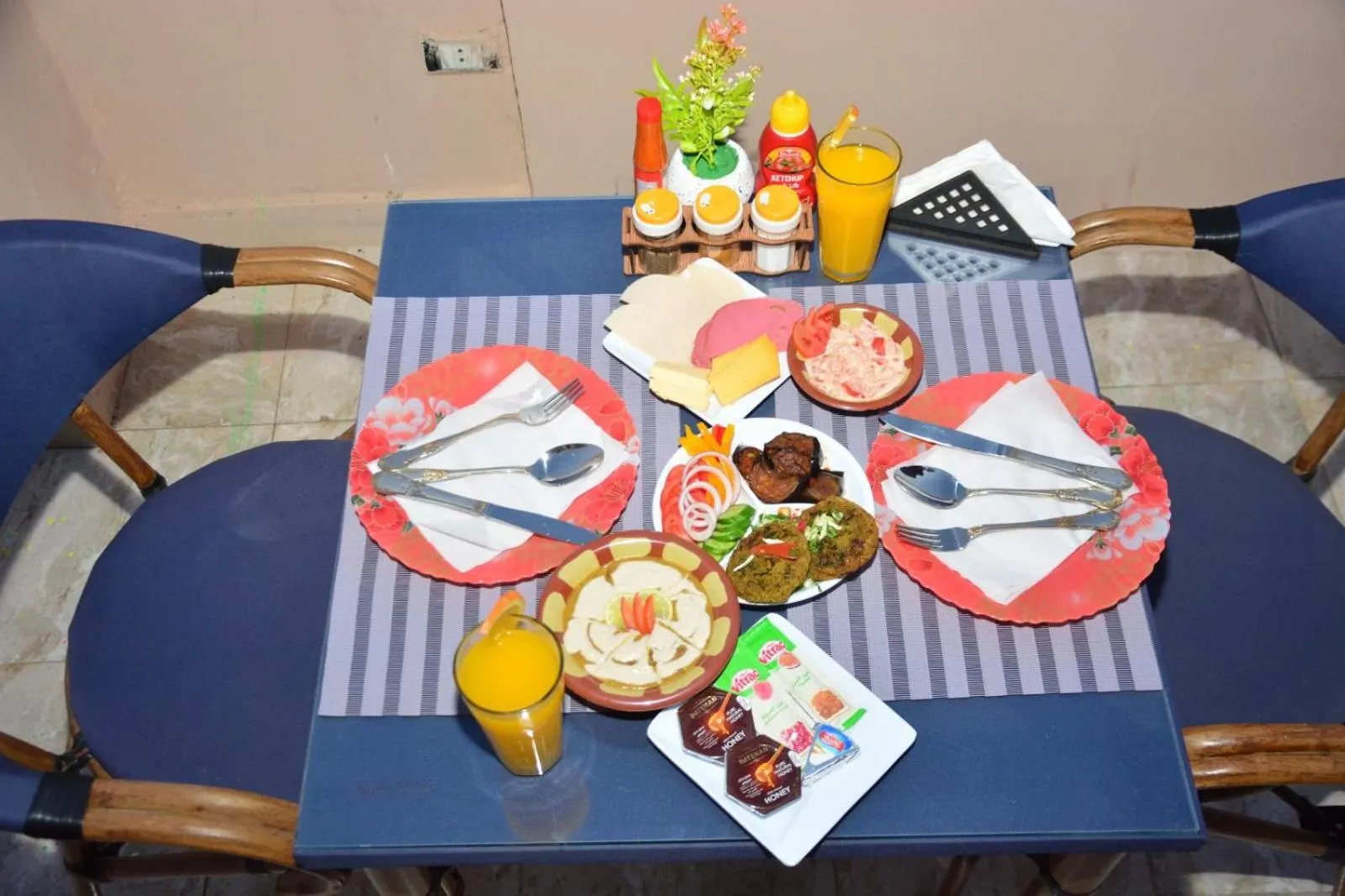 Food and drinks in Sneferu Pyramids inn - Full Pyramids View